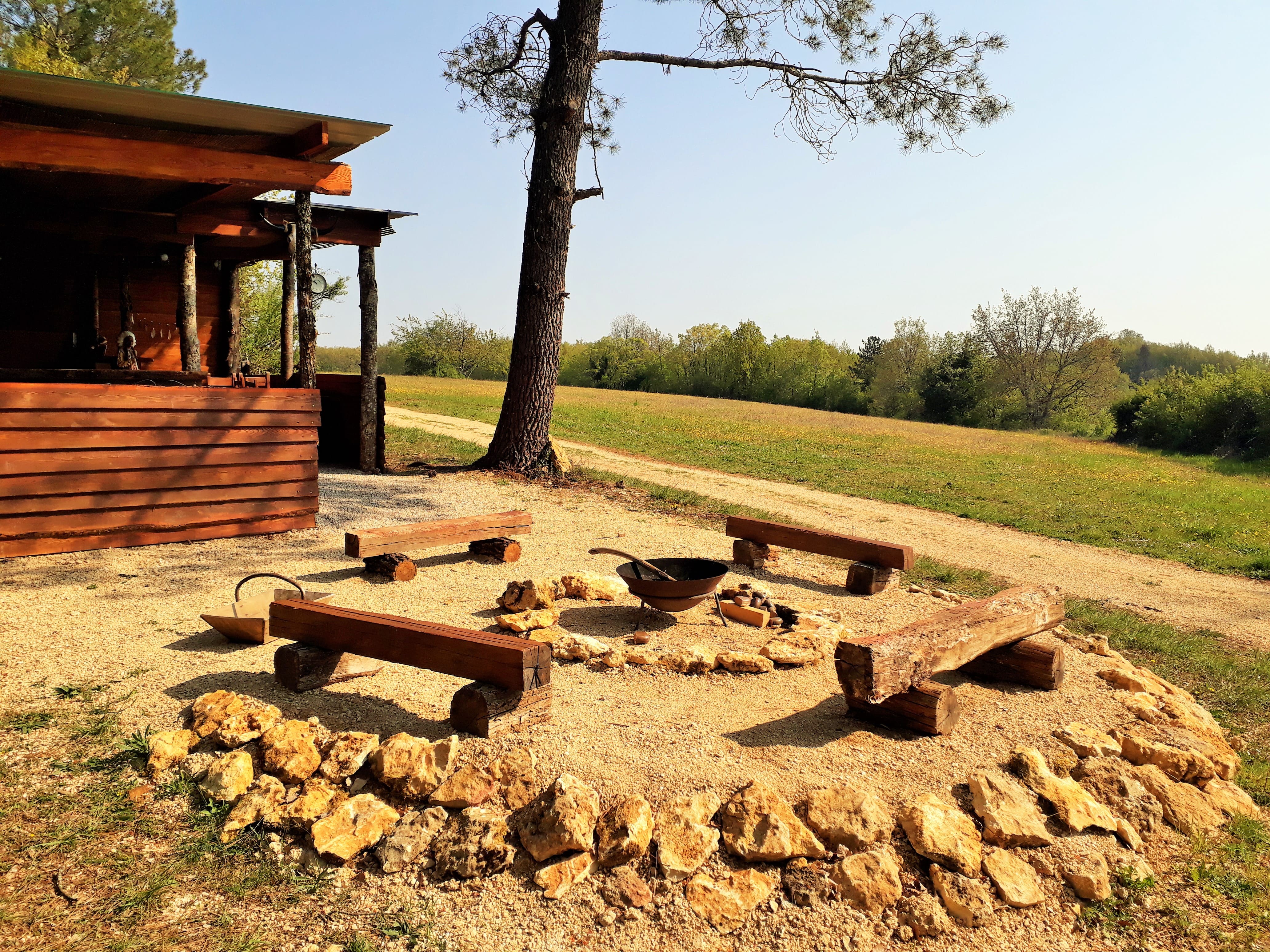 Vivez l'expérience unique d'un tipi navajos en Aquitaine à Les Farges — vue depuis la terrasse