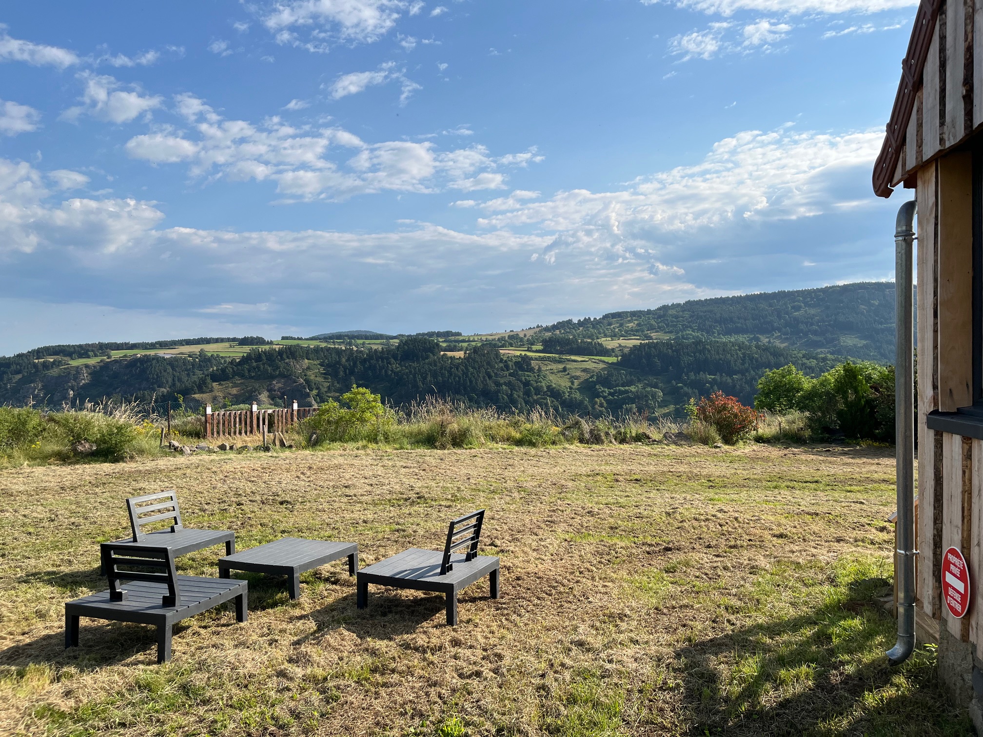 Chez Pacalo : un chalet romantique au cœur de l'Auvergne à Arlempdes — vue intérieure