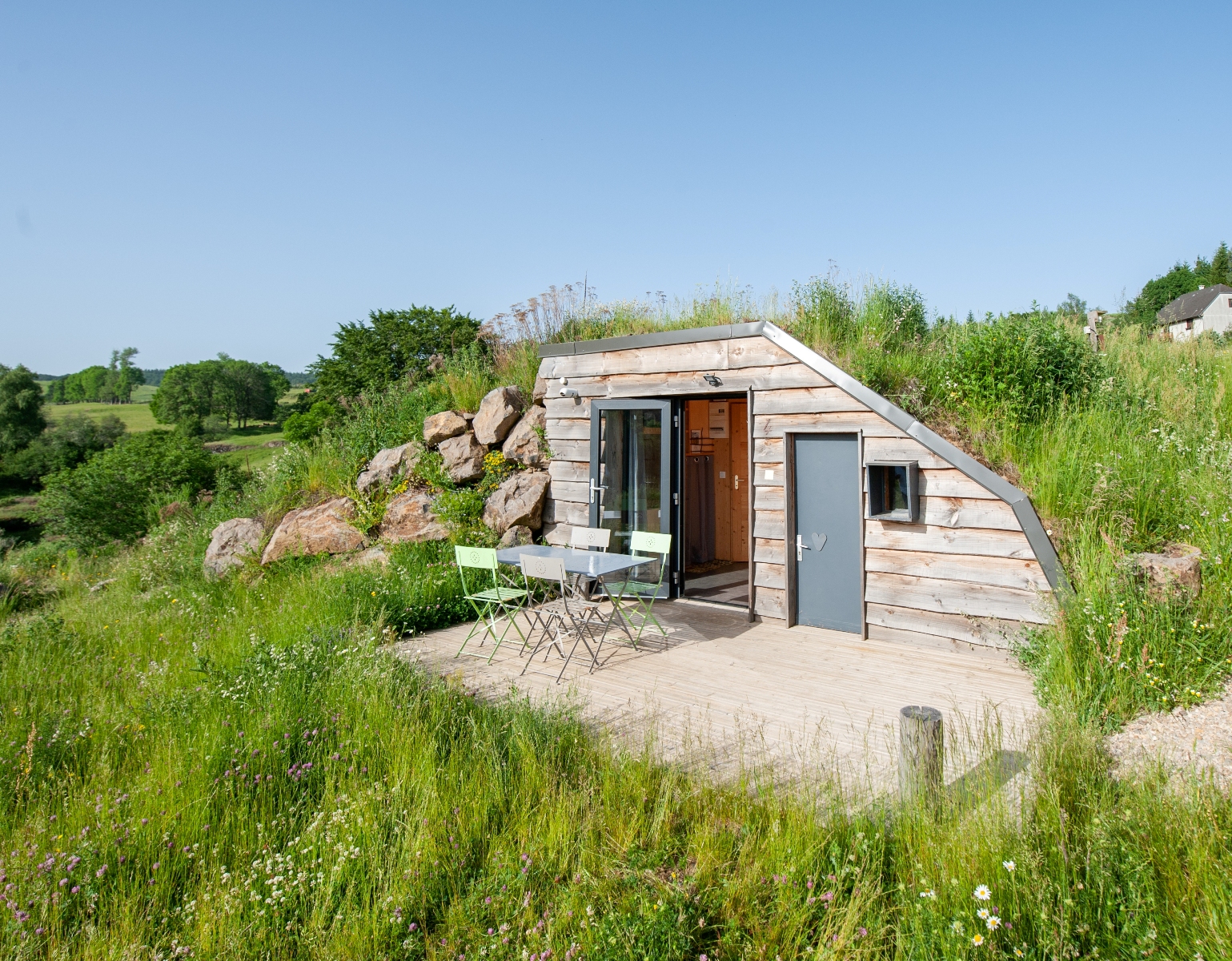 Cabane végétalisée en Auvergne : un refuge au cœur de la nature — Cabane à St Urcize