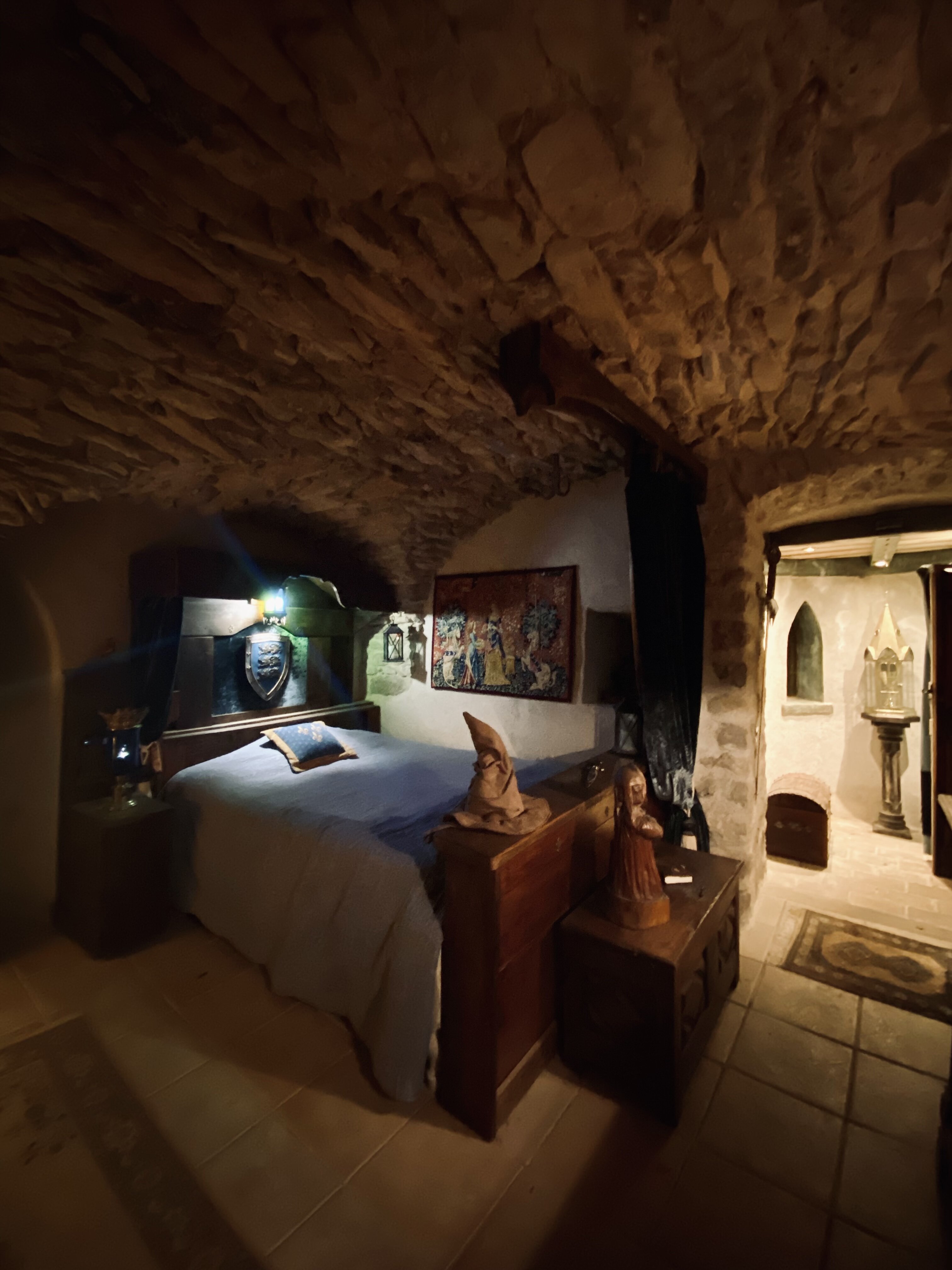 Suite magique du Petit Sorcier — Chambre à thème avec escape game à Gard à Saint-Jean-du-Gard — vue intérieure