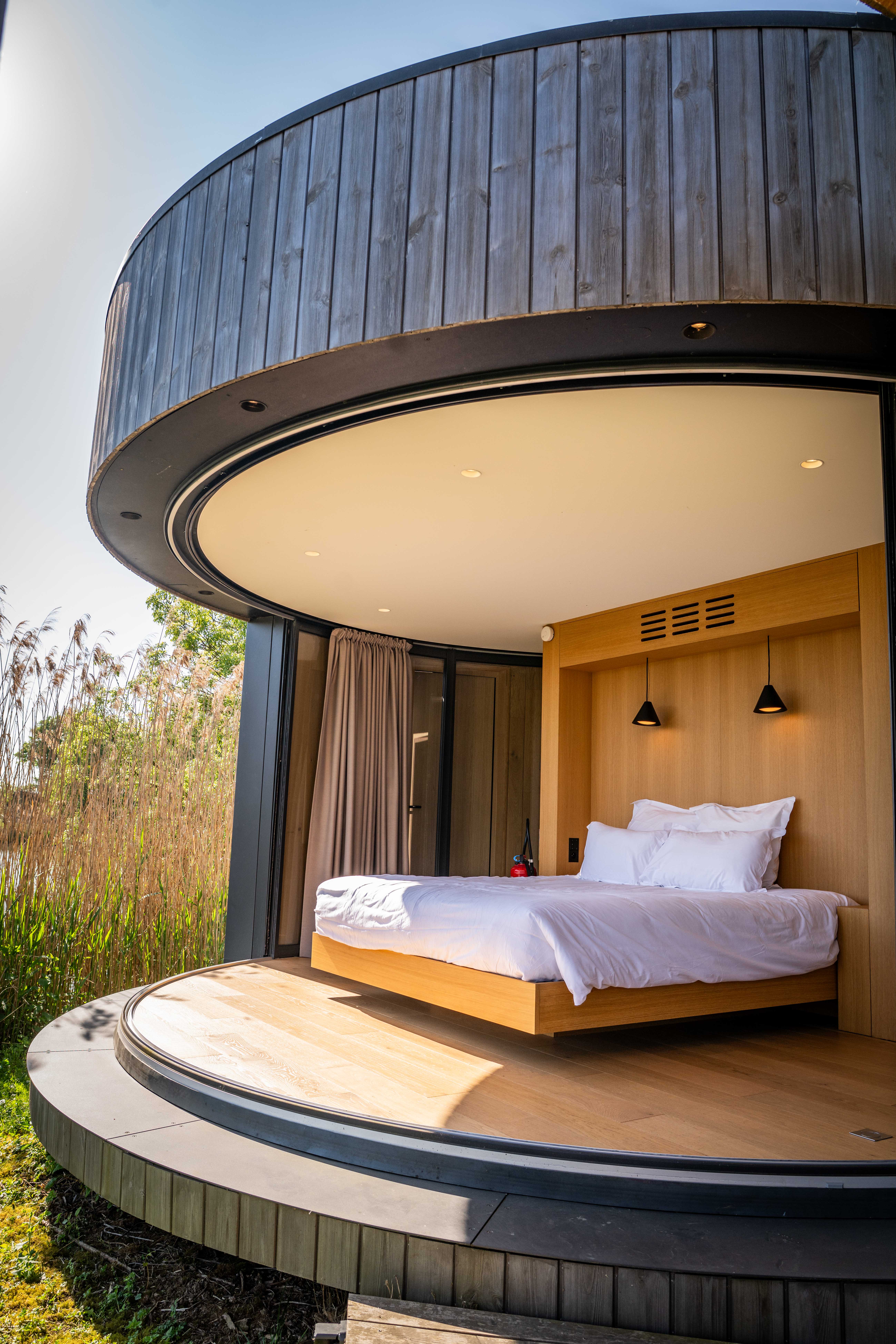 LUMIPOD SPA ILE — Cabane au bord de l'eau avec spa à Ain à Meillonnas — chambre