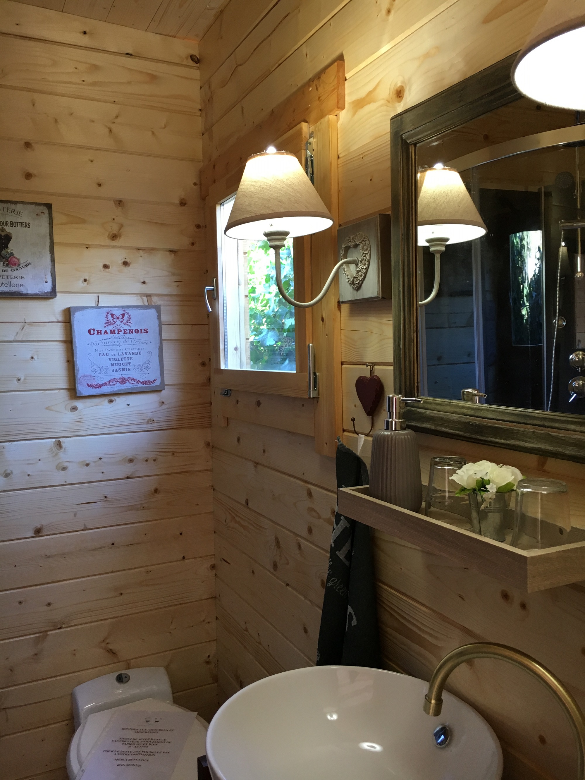 Évasion romantique dans une cabane avec balnéothérapie à Barjols — vue depuis la terrasse