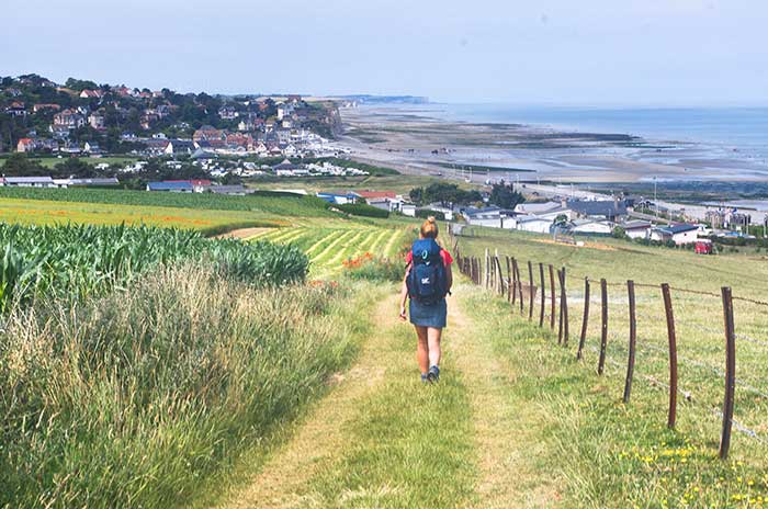 Séjournez dans une yourte rouge en Haute-Normandie à Paluel — environnement naturel