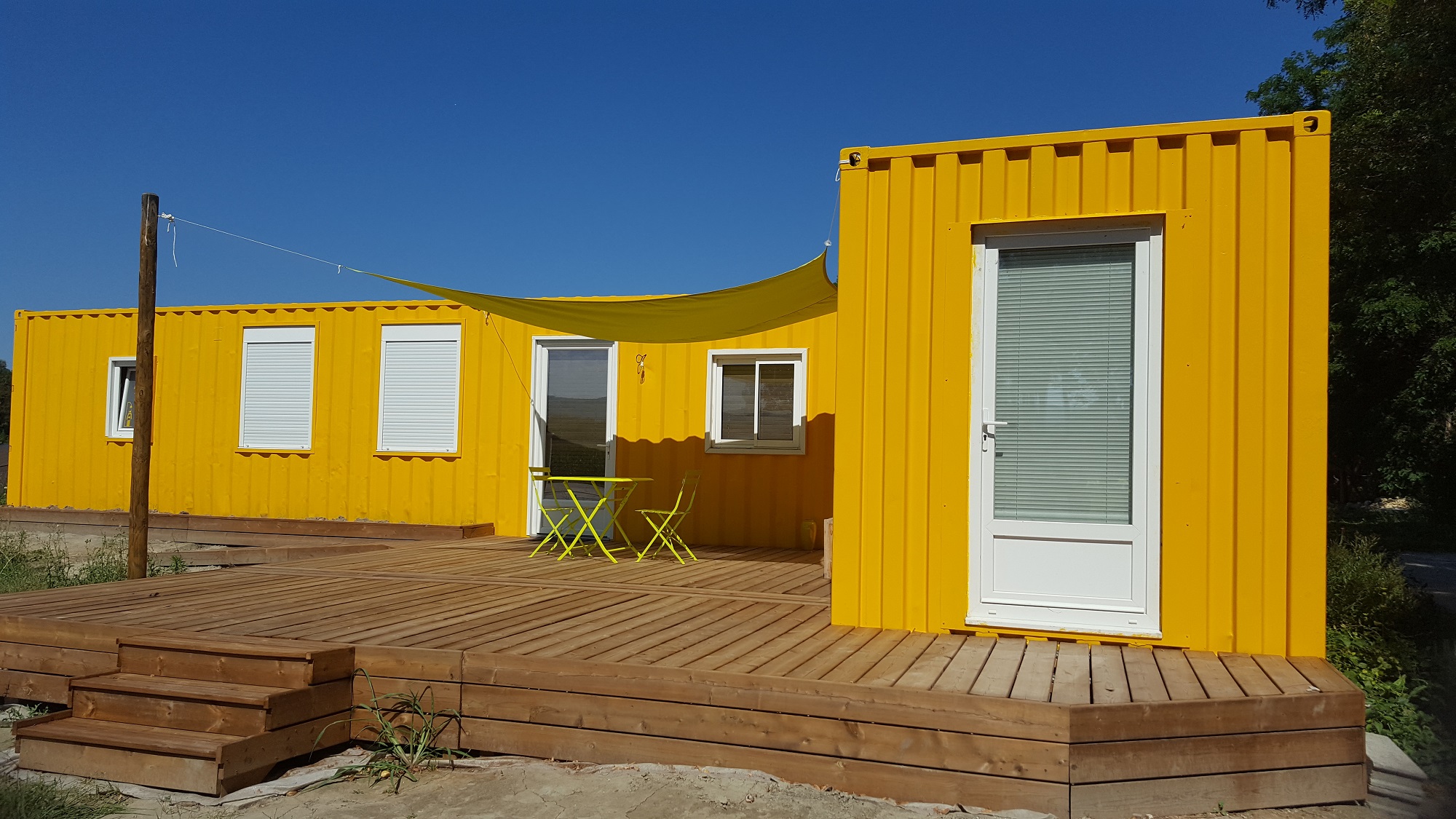 Container Jaune Soleil : une expérience unique en Rhône-Alpes à Châteauneuf Sur Isère — chambre