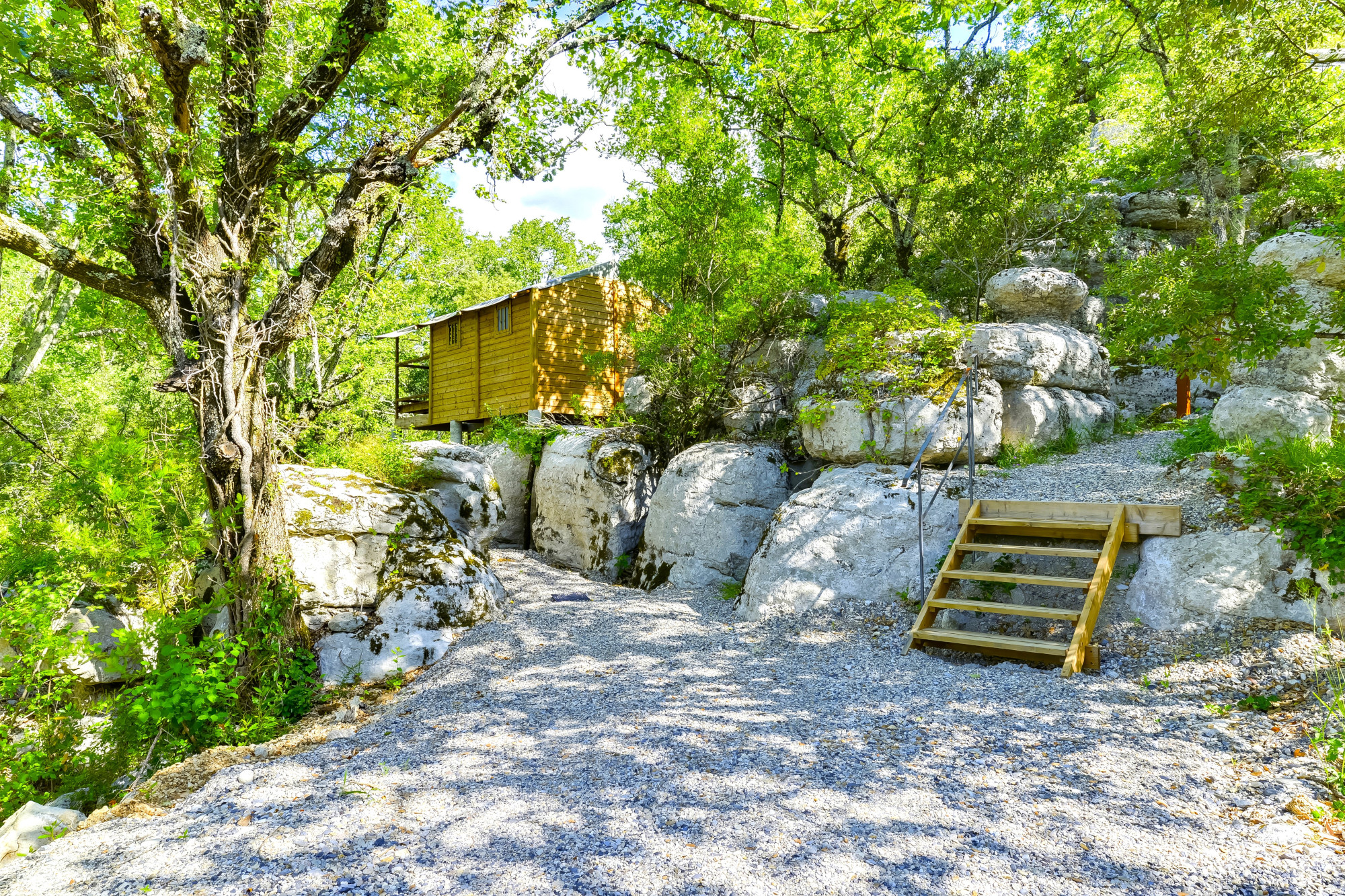 Le Vallon : un ecolodge enchanteur en Rhône-Alpes à Balazuc — cuisine