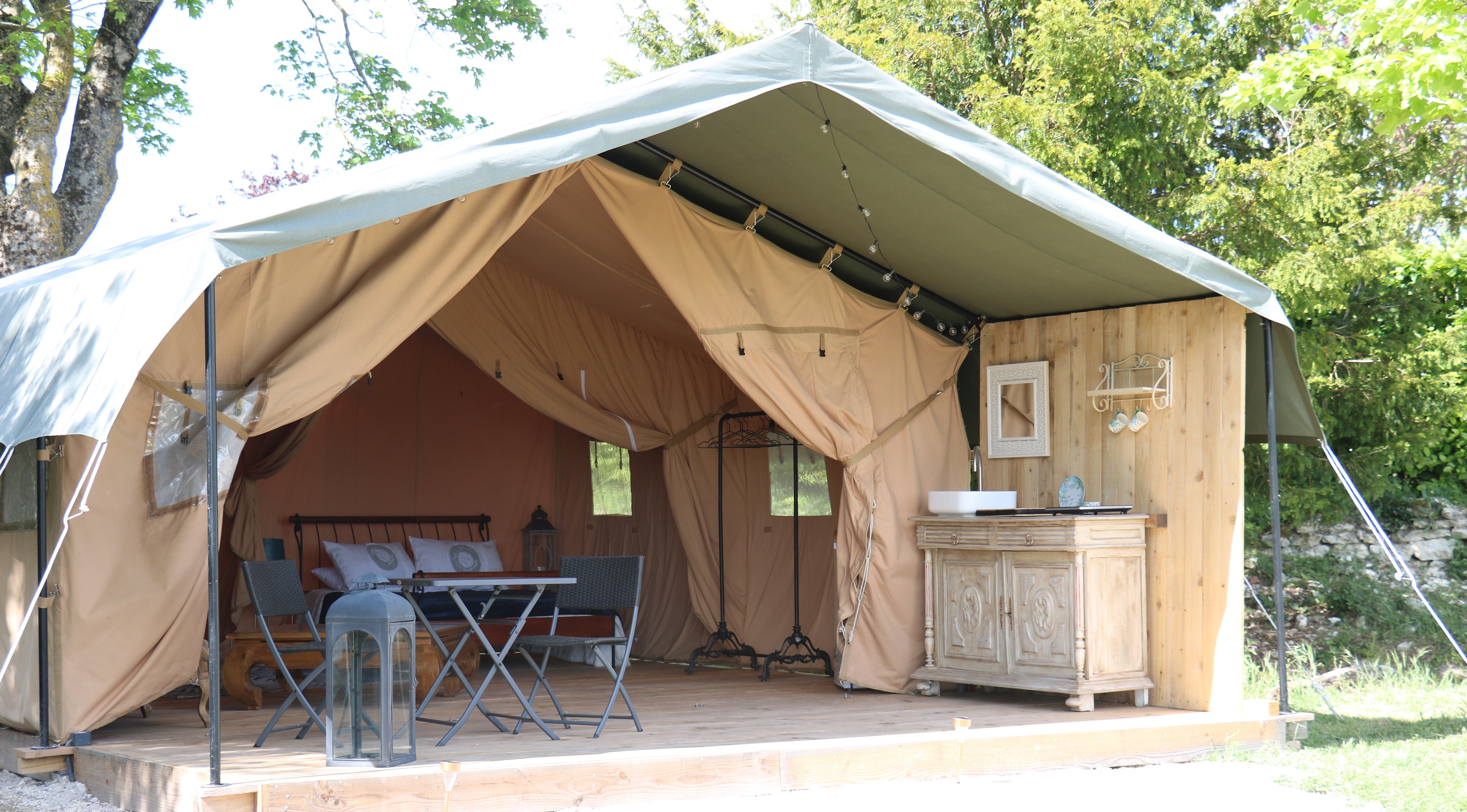 Cassiopée : une tente safari luxe au cœur de la nature à Marcay — espace de vie
