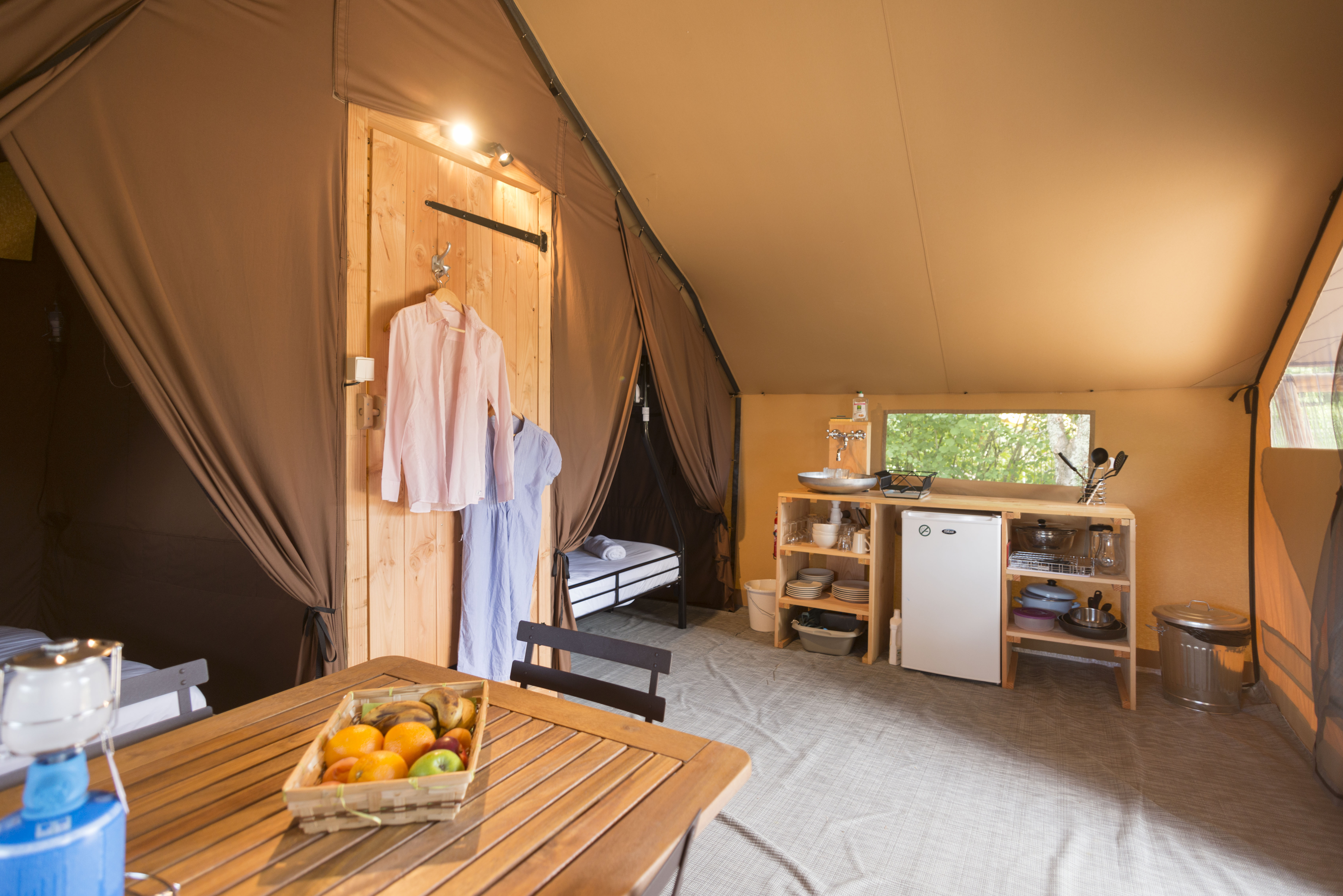 Tente Trappeur — Glamping avec spa à Cordes sur Ciel à Saint-Genis-Les-Ollières — vue intérieure