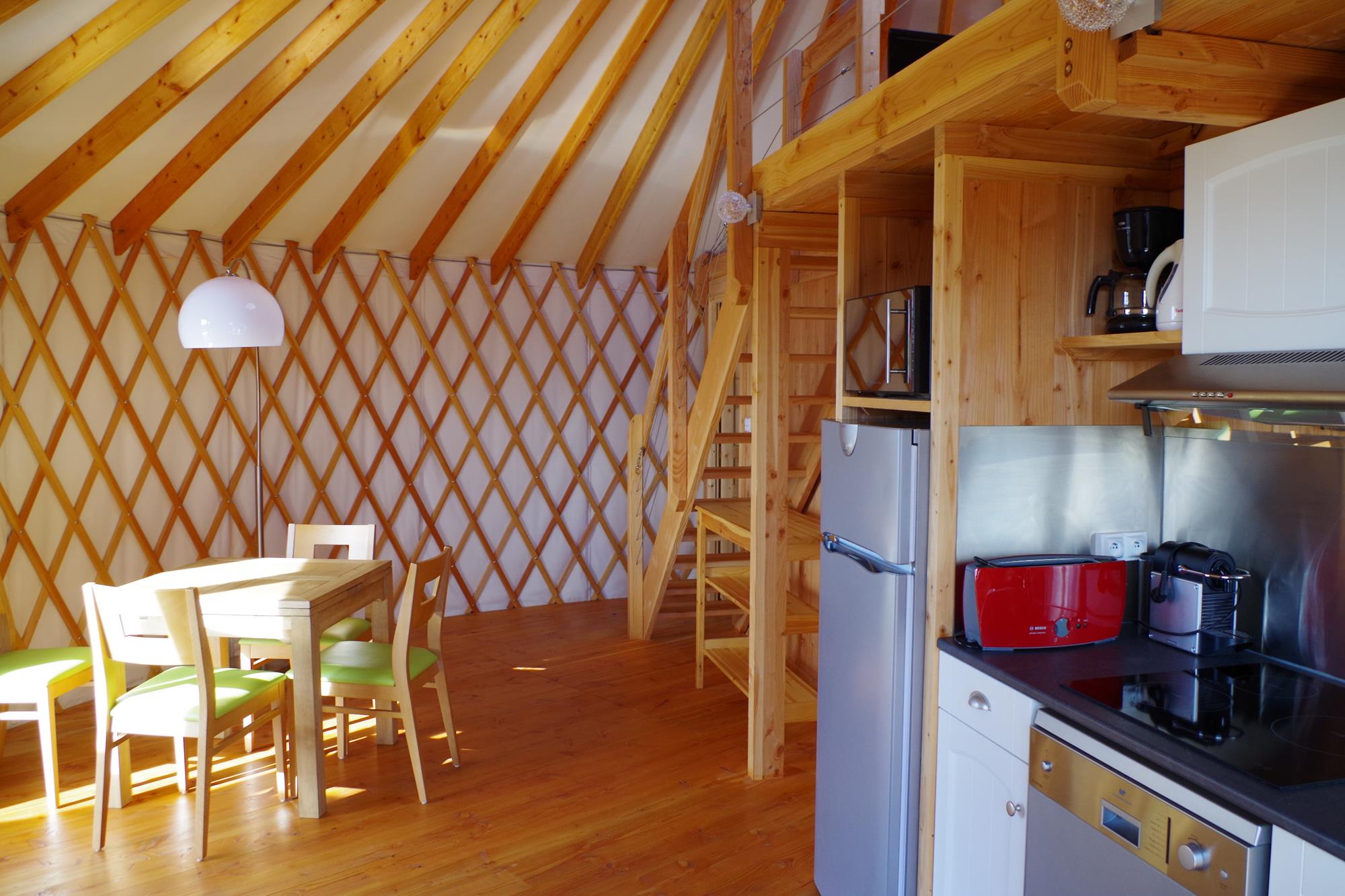 Séjournez dans une yourte moderne au cœur du Lot à Albas — chambre