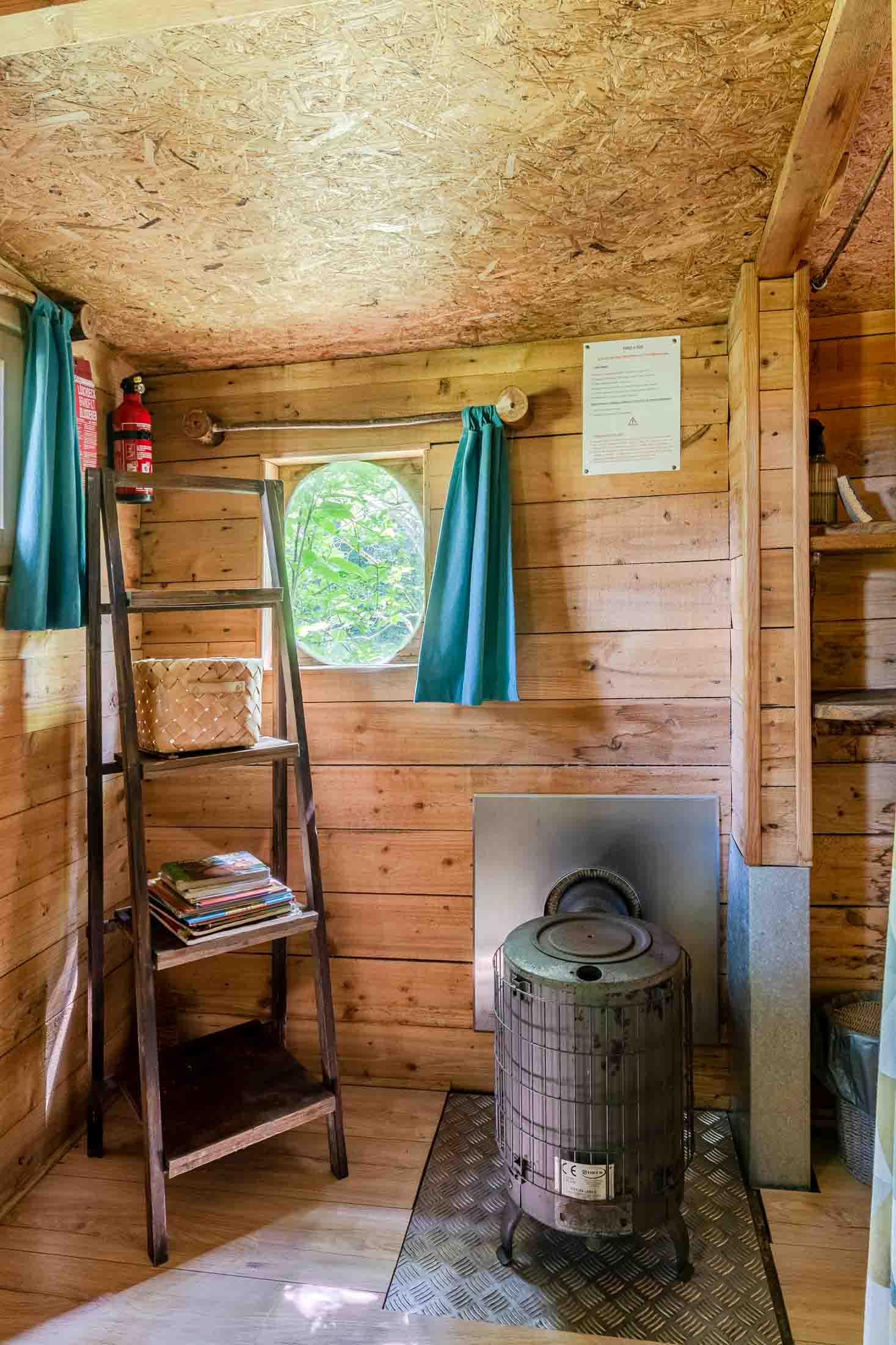 Cabane Pivert — Nuit perchée à 8m dans un châtaignier en Calvados à Caen — détail architectural