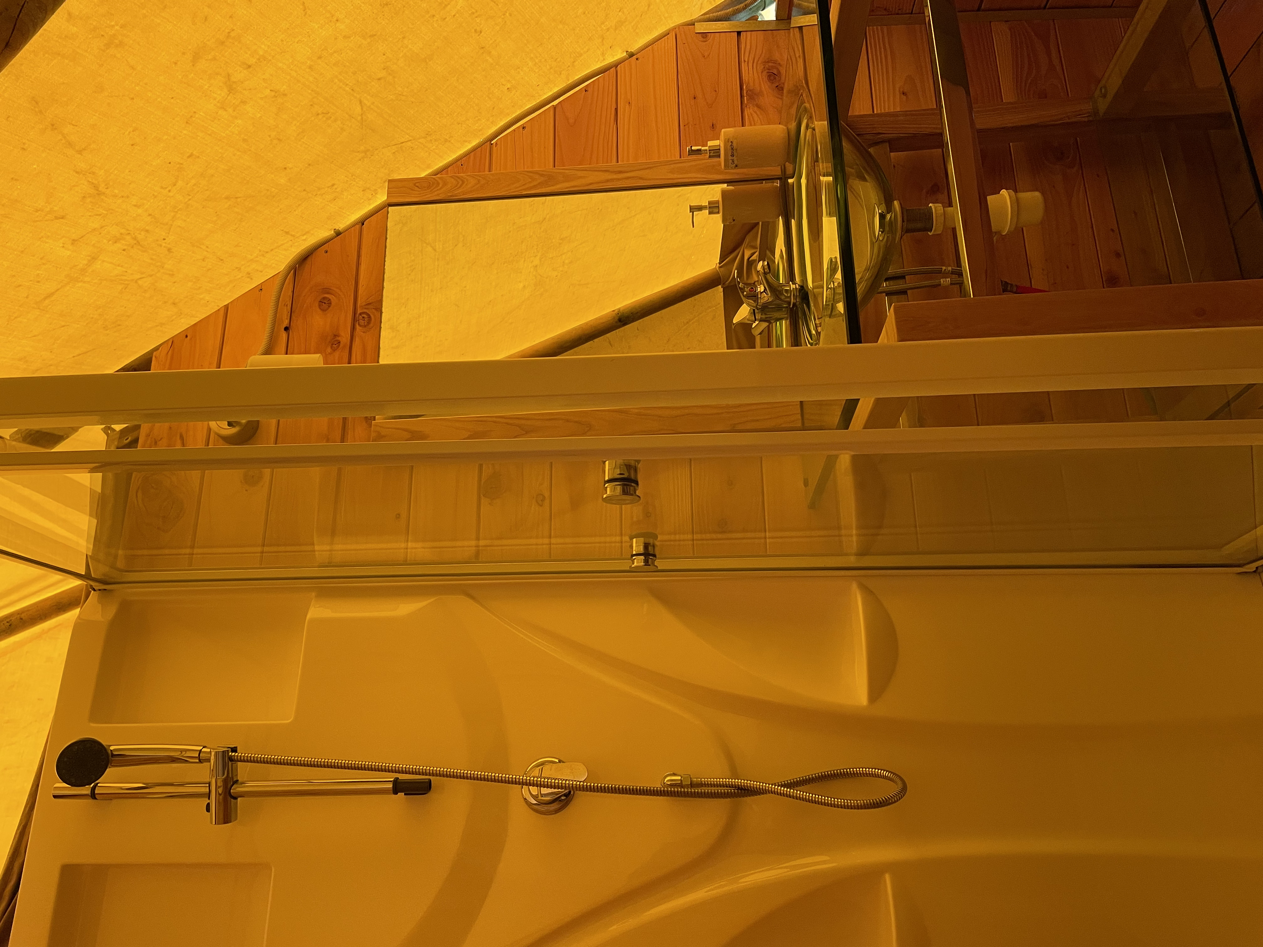 Tipi Lodge d'Escapa — Séjour insolite avec spa à Gers à Riguepeu — cuisine