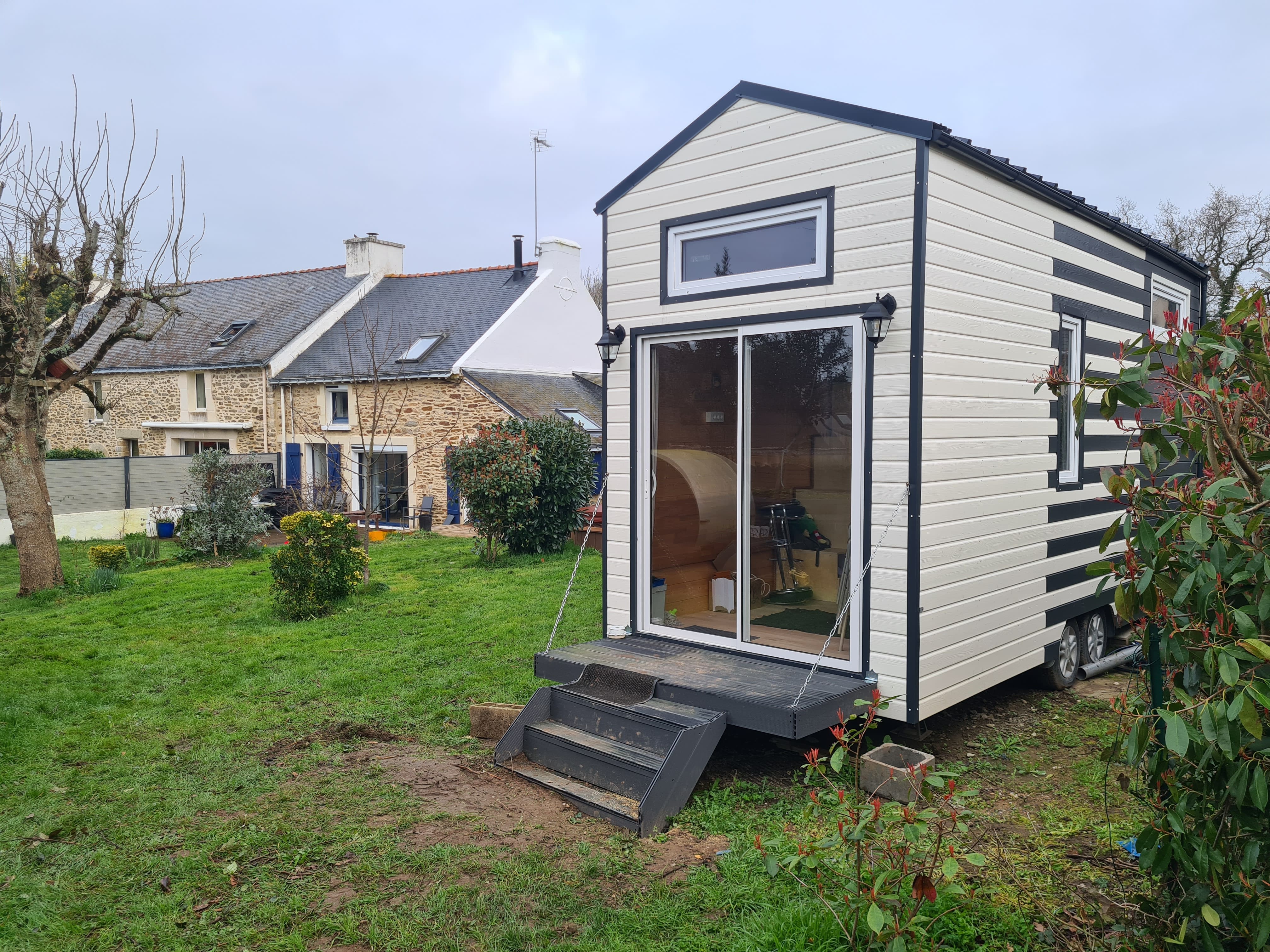 La Tynio : une tiny house moderne en Bretagne