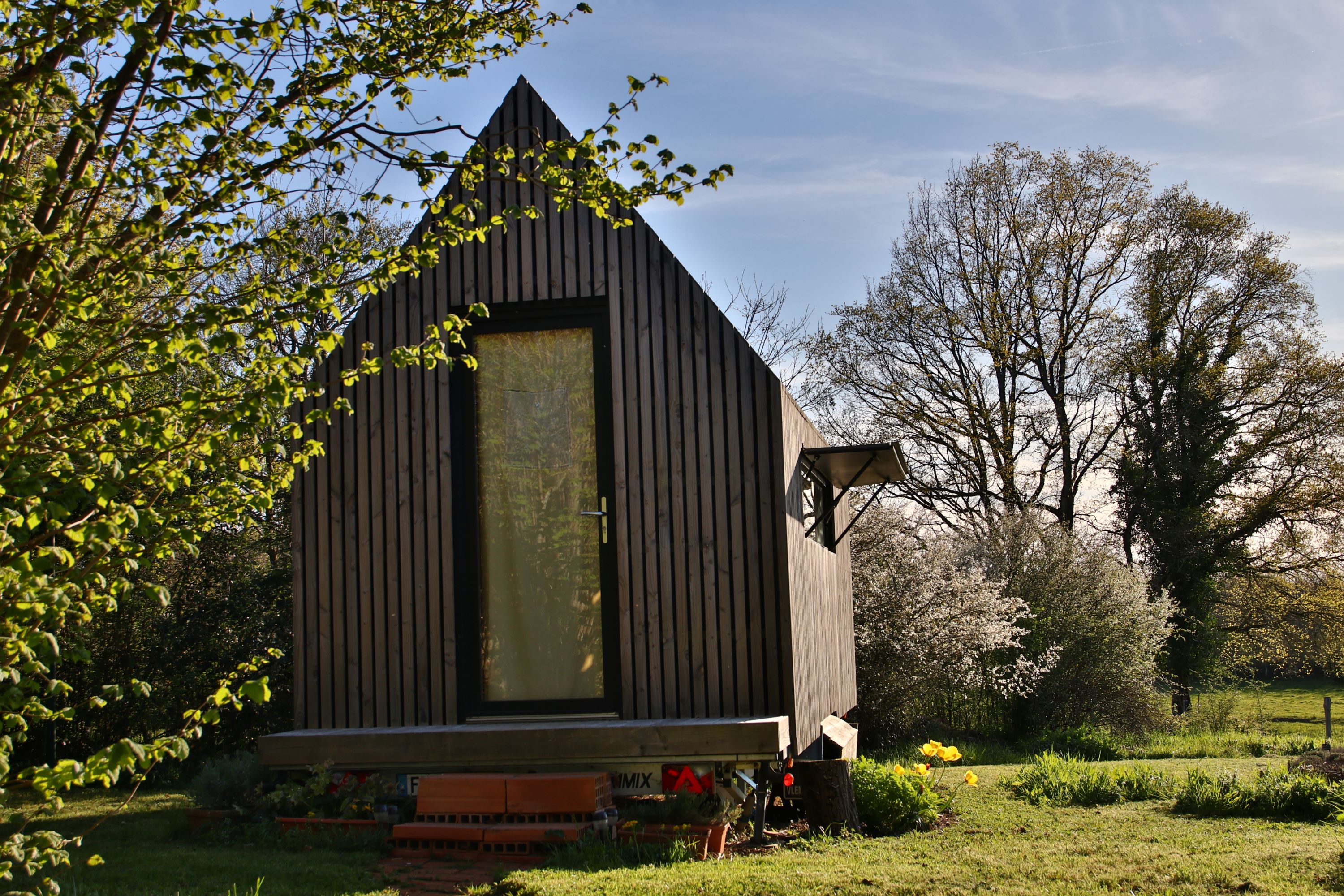 Un p'Tiny dans le jardin — Tiny House avec spa à Charente à Châteauneuf-sur-Charente — détail architectural