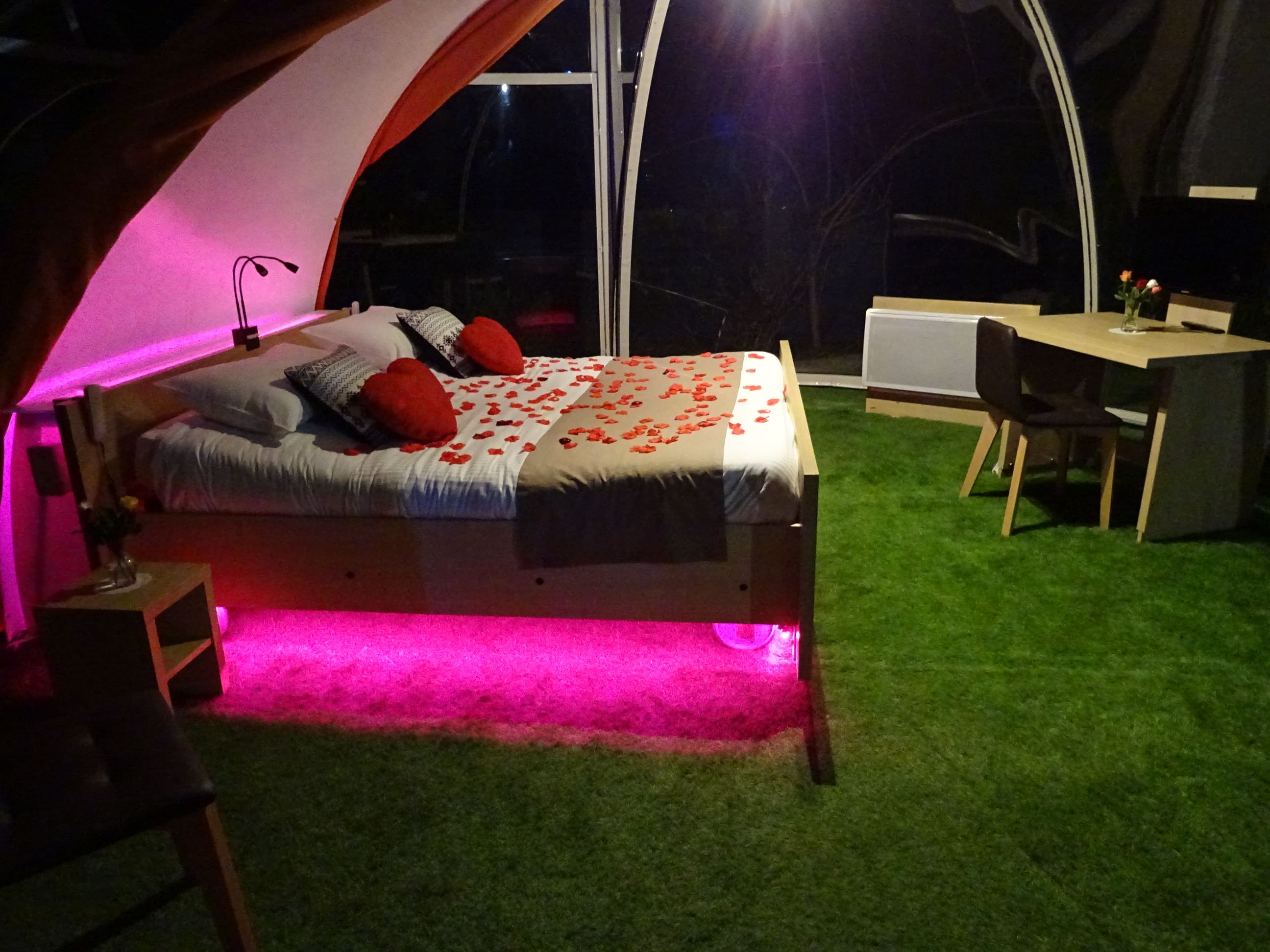Bulle Spa sous les Pins — Nuit insolite avec spa à Var à Cabasse — environnement naturel