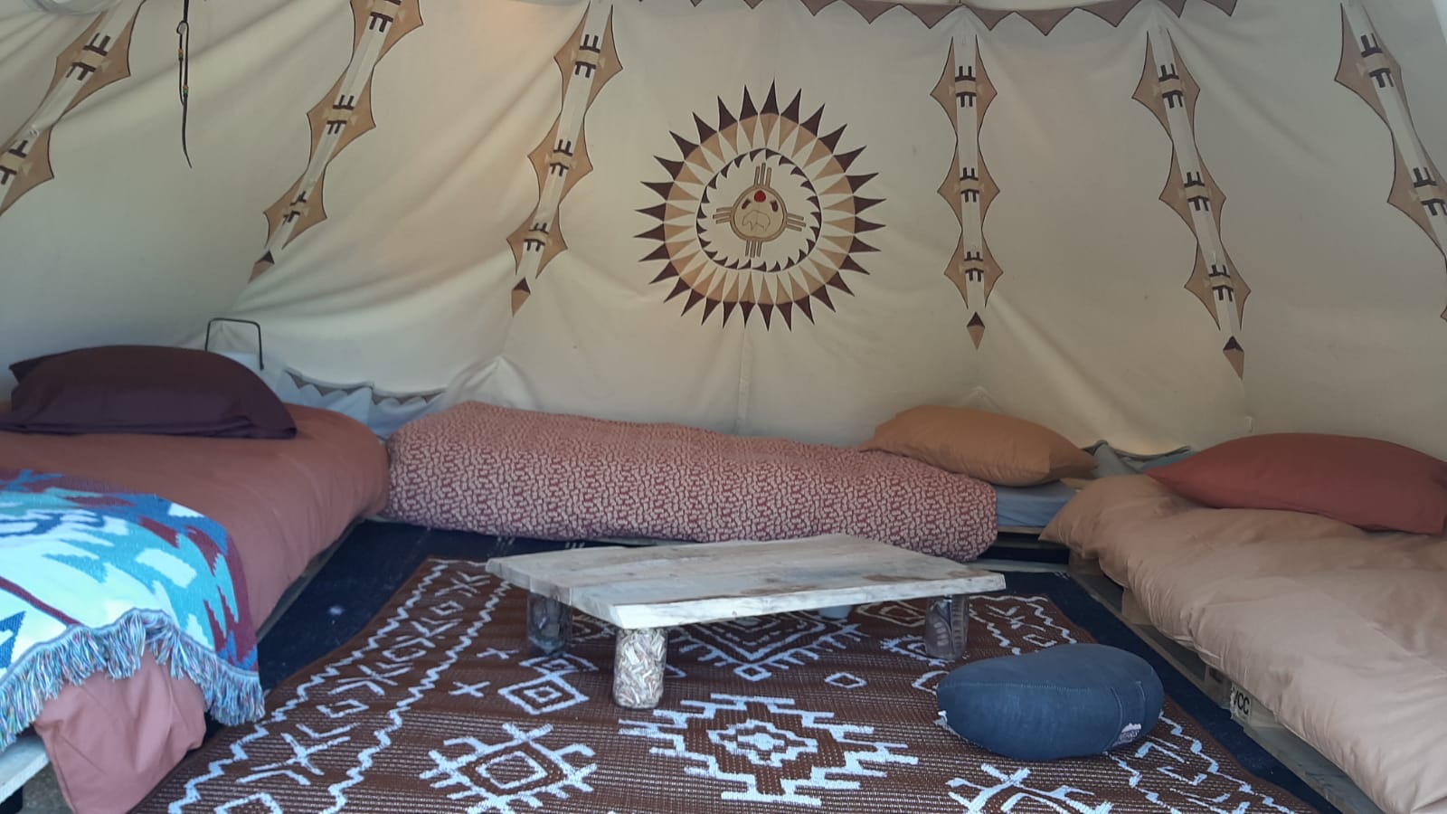 Naskapi : un tipi enchanteur au cœur de la Provence à Trans En Provence — vue intérieure