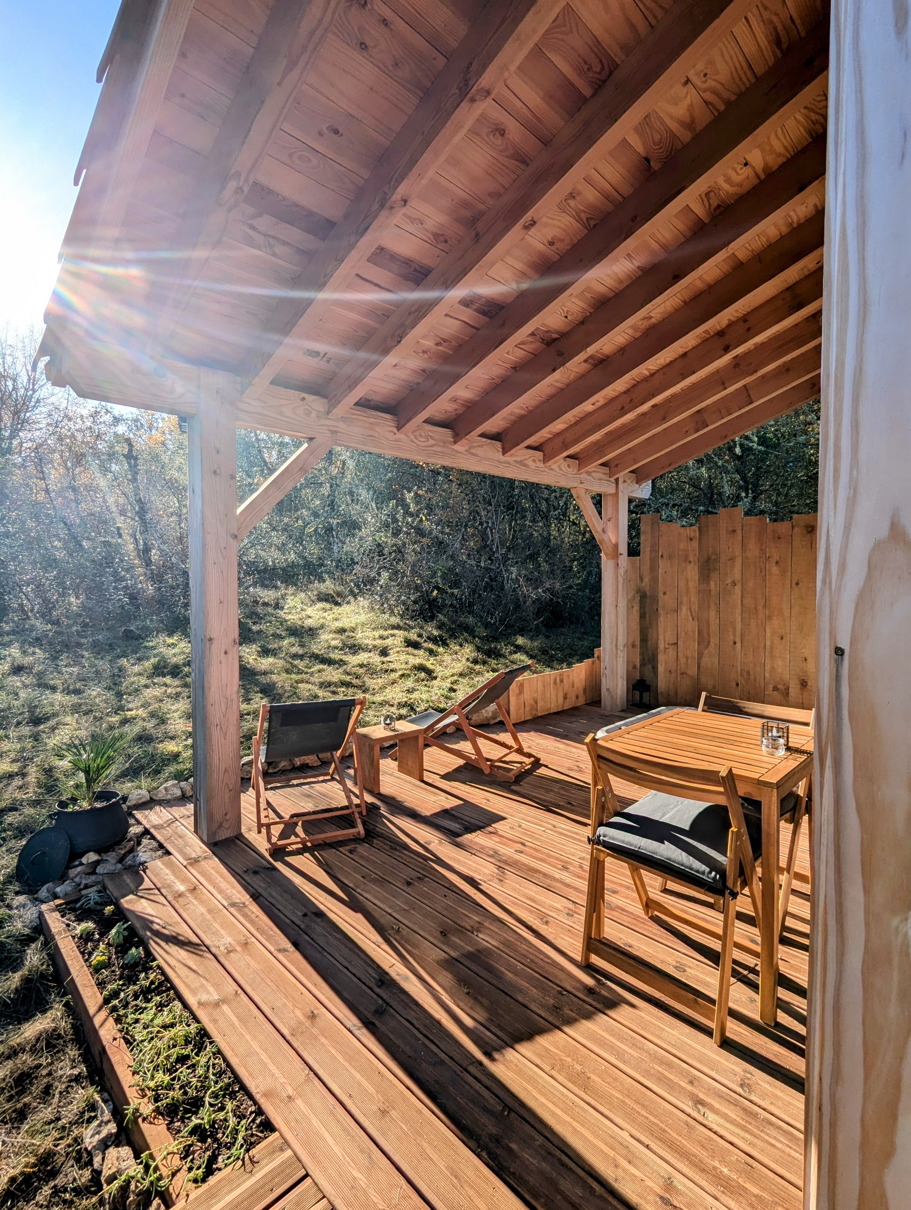 Le Quercus : une cabane avec spa au cœur des Midi-Pyrénées à Mercues — détail architectural