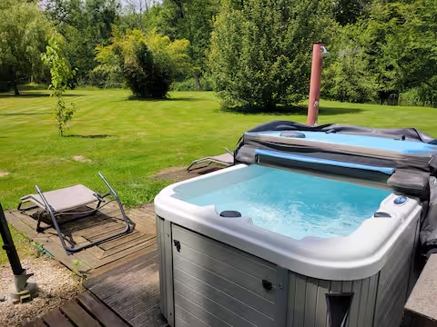 La Roulotte au Moulin de la Fontaine — Roulotte avec Spa à Loiret à Orléans — chambre