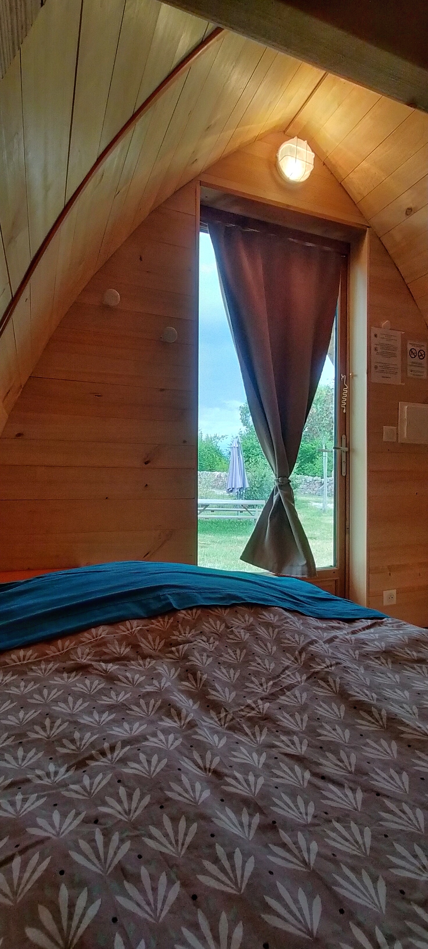 Tente confort bois : une expérience immersive en pleine nature à Livernon — cuisine