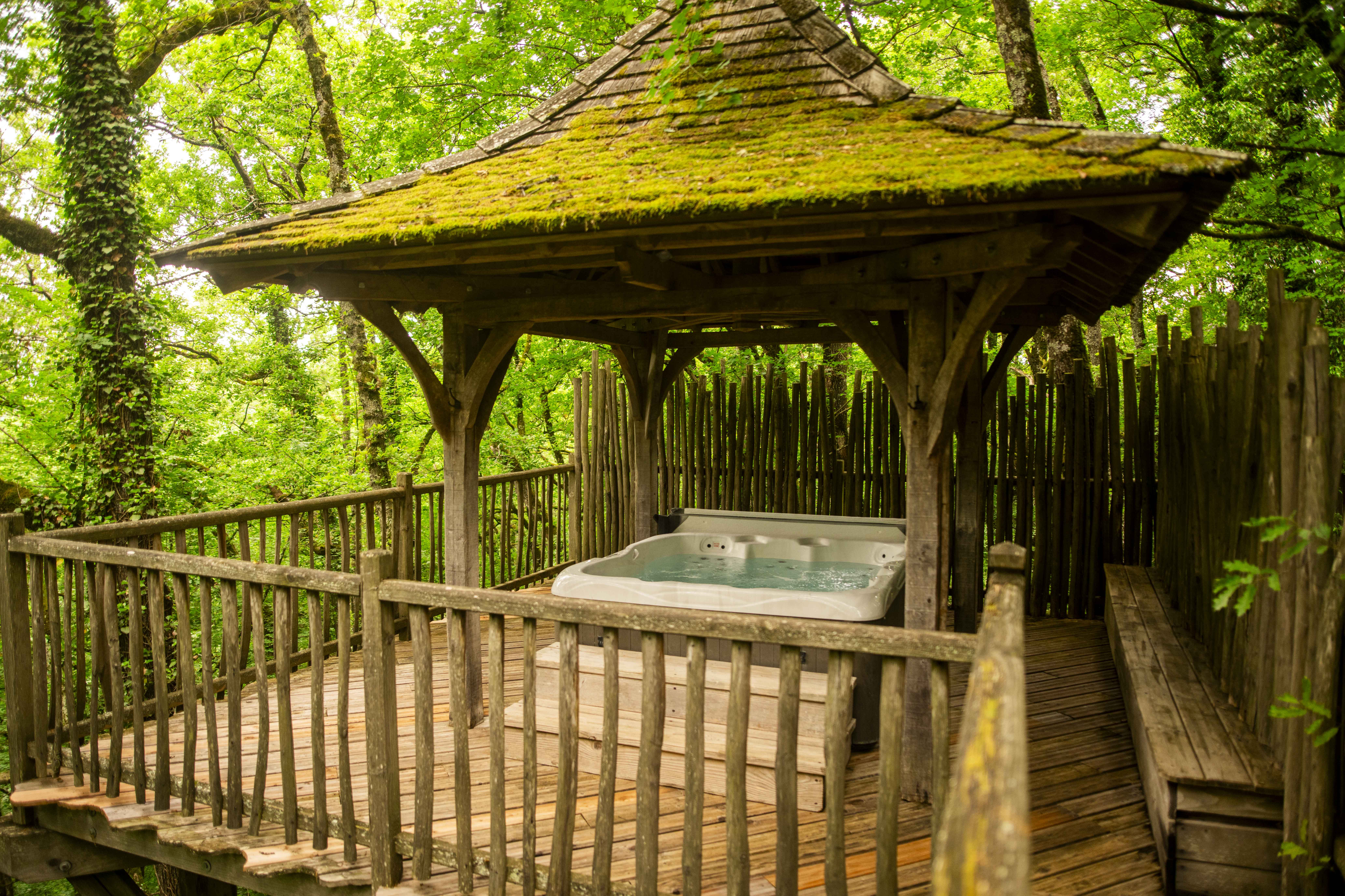 Cabane Château Hautefort & Spa : une expérience immersive en Aquitaine à Beaumontois En Perigord — espace de vie