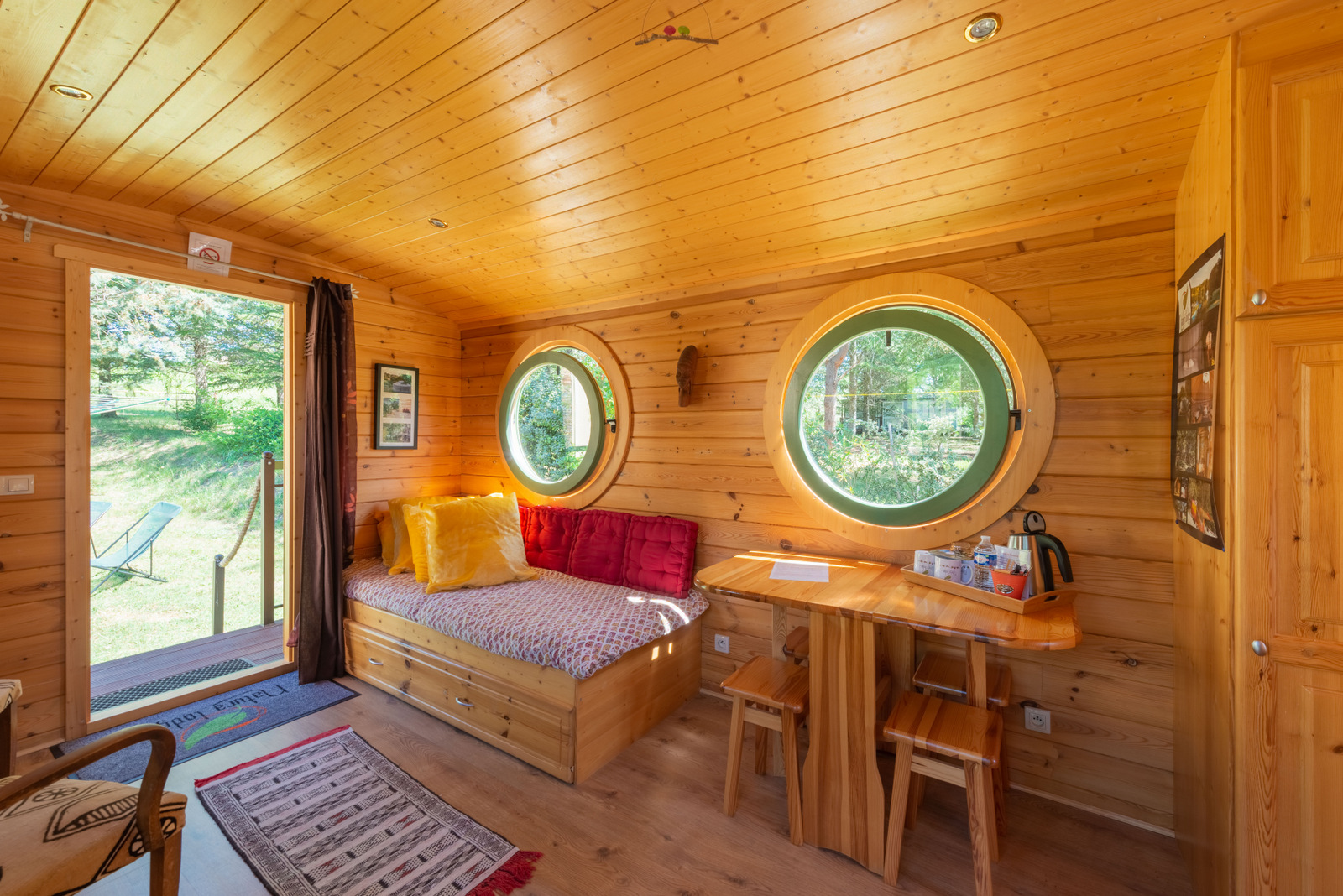 La Roulotte de BoEm : une échappée belle en Languedoc-Roussillon à Barjac — détail architectural