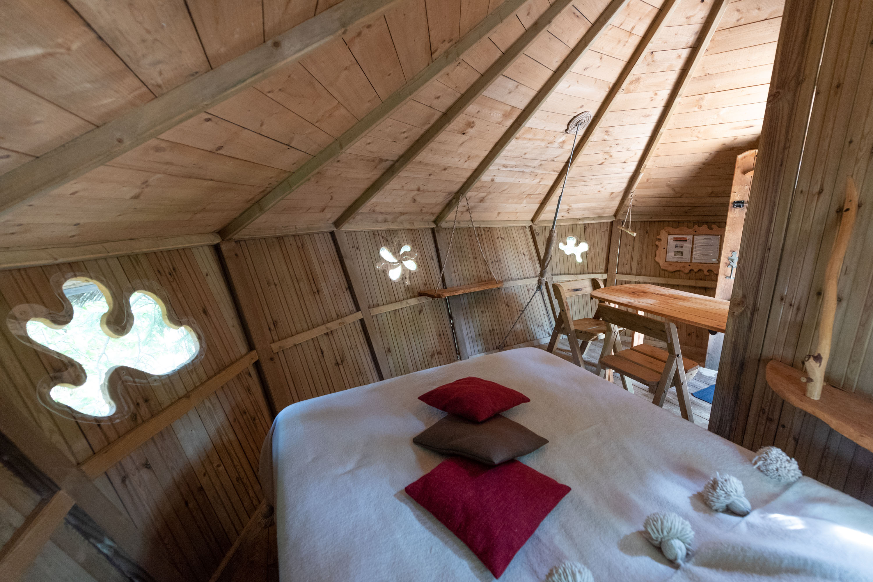 Cabane Castor : une expérience unique dans les arbres à Saint-Julien-Labrousse — détail architectural