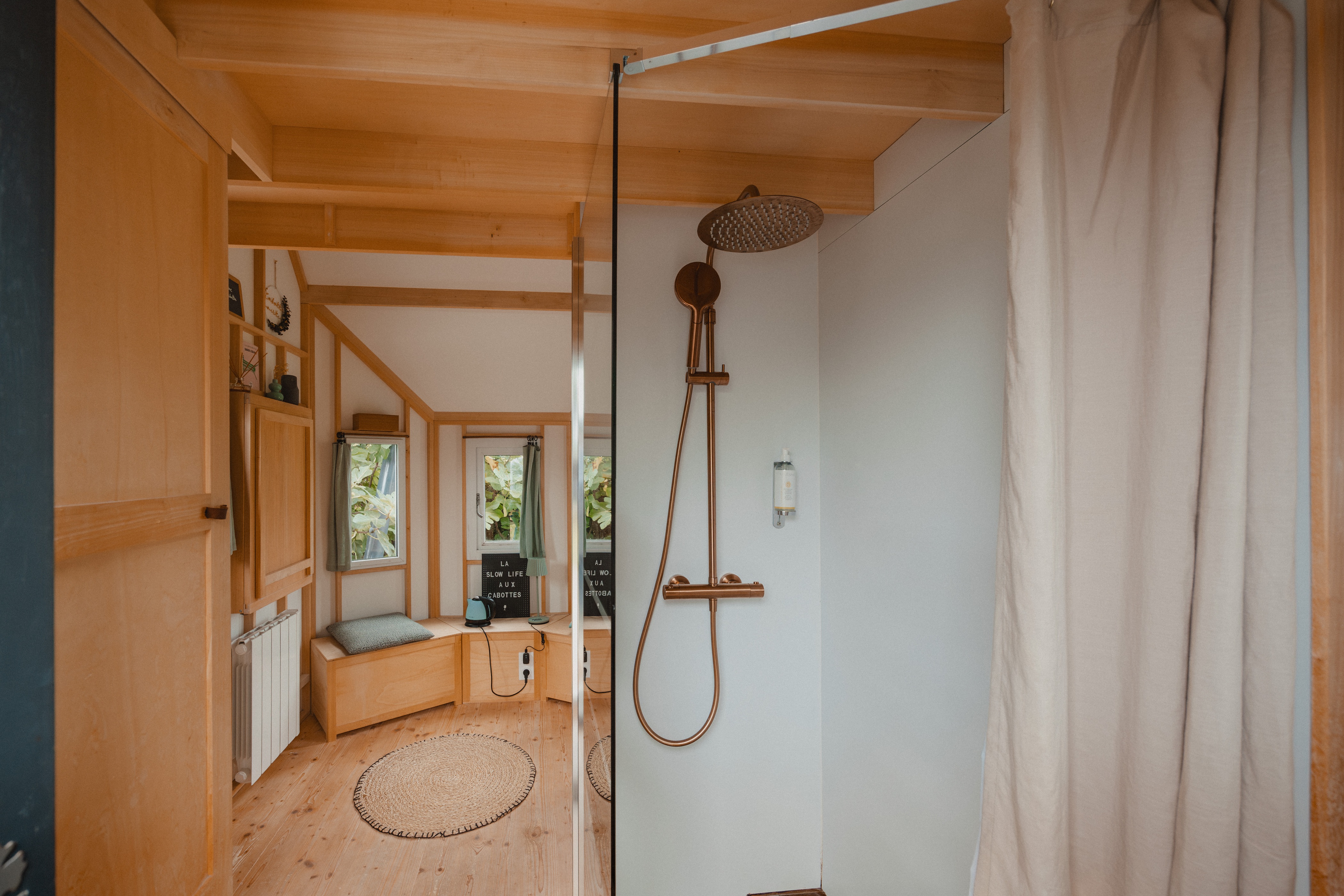 Cabotte Verte & Spa — Tiny House avec Spa à Saône-et-Loire à La Chapelle-du-Mont-de-France — salle de bain