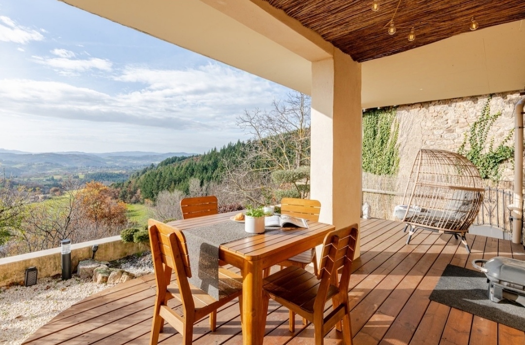 Gîte cocon — Séjour relaxant avec spa à Vernoux-en-Ardèche à Vernoux-en-Ardèche — vue intérieure