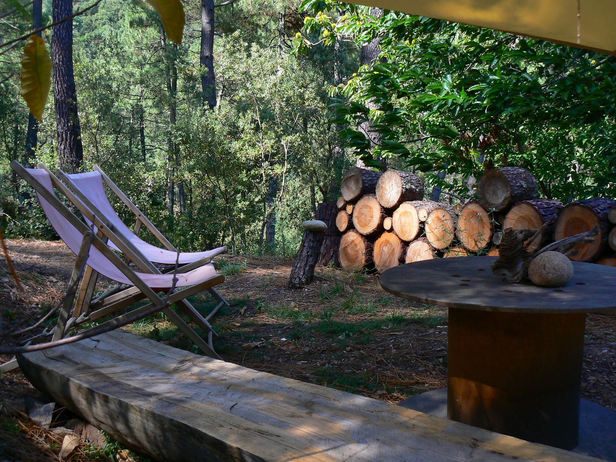 La Tente Mica : une expérience immersive en pleine nature à Chambon — salle de bain
