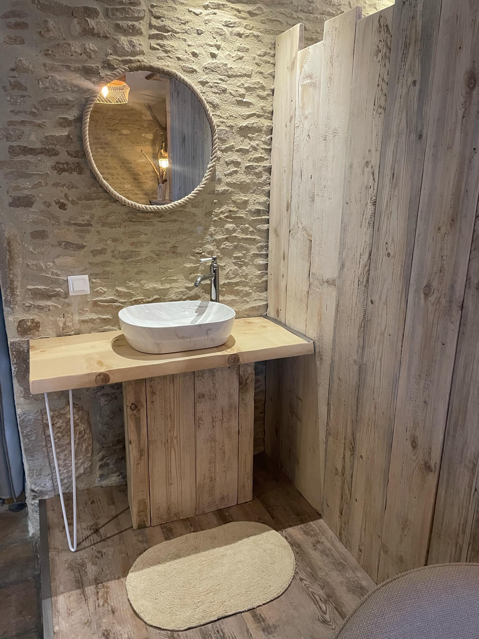 La Chambre de Caractère — Séjour romantique avec spa à Rouvres (Calvados) à Rouvres — salle de bain