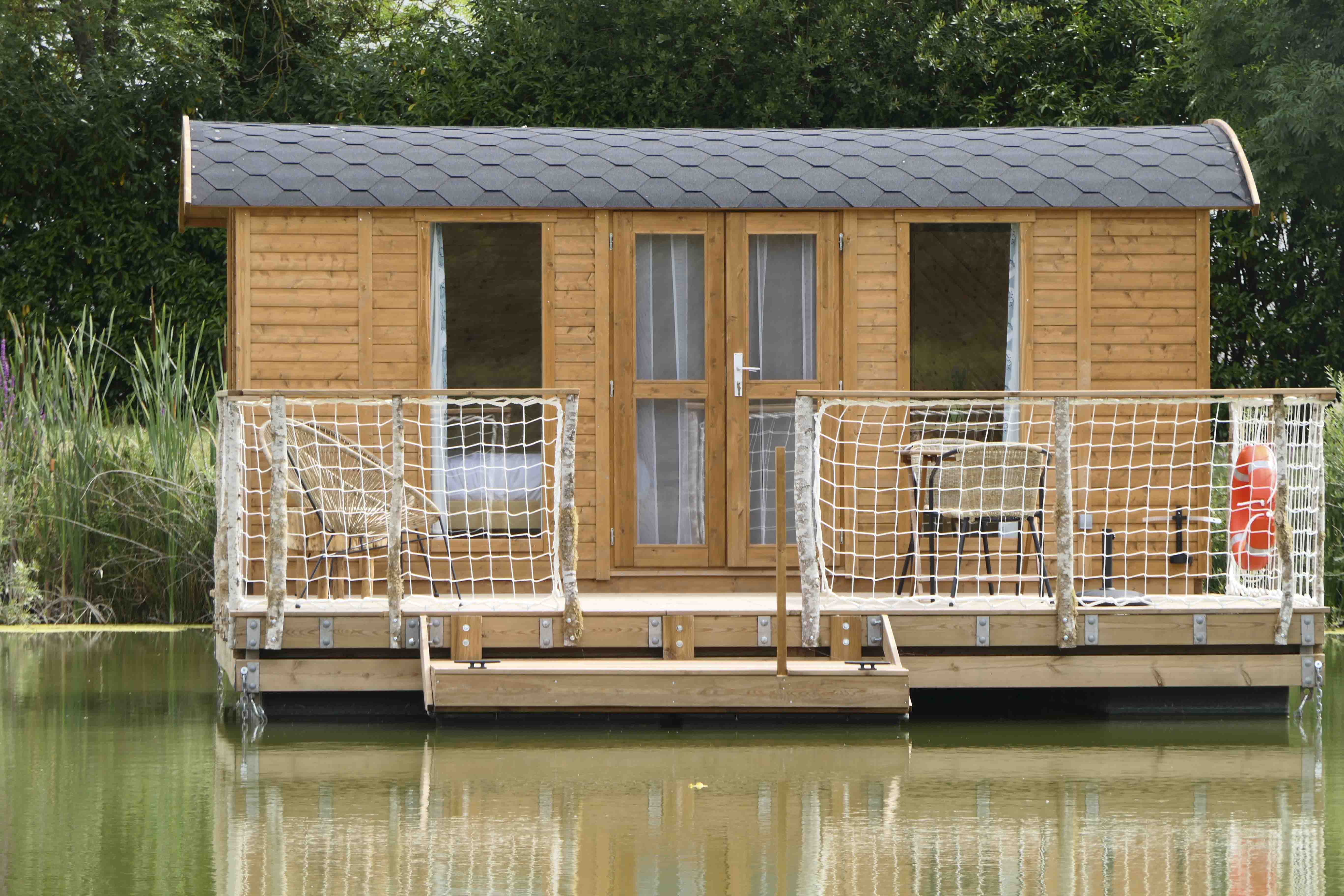 Le Panoramique Flambé : une cabane sur l'eau en Lorraine à Givrauval — chambre