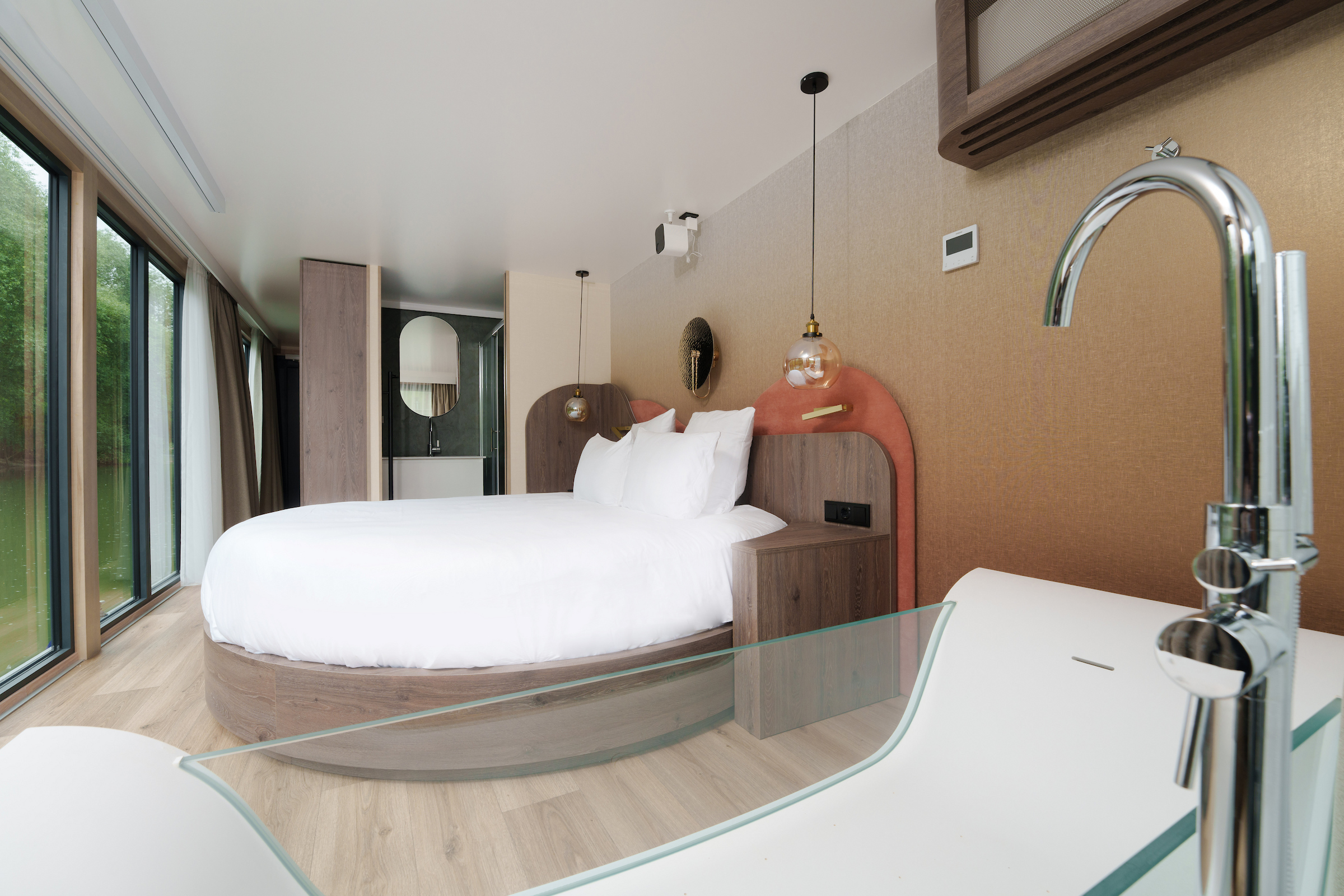 Suite flottante Panoramique Lit rond Balnéo — Maison insolite avec spa à Poissy à Poissy — vue intérieure
