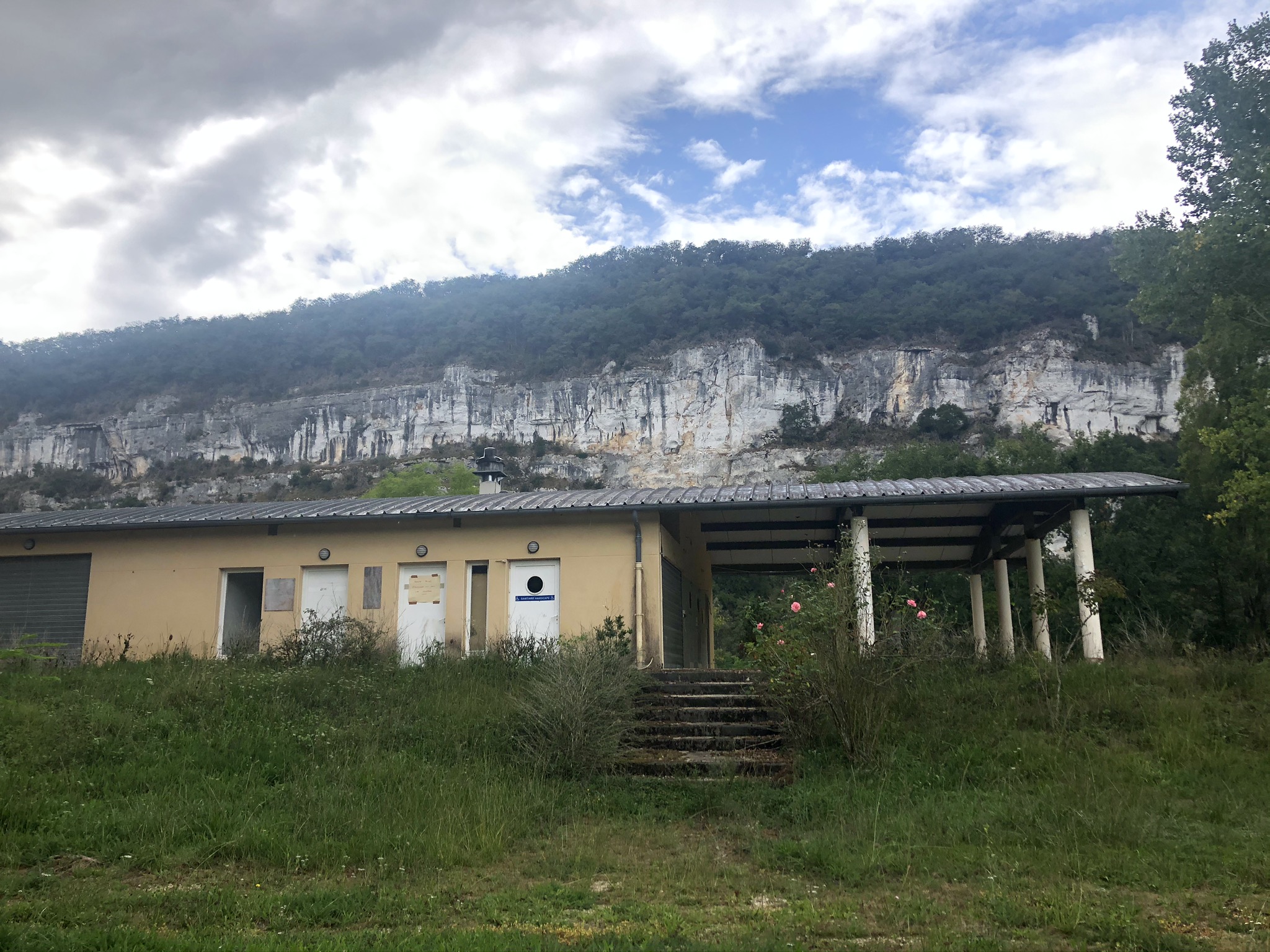 Lodge Polaris — Tente lodge avec spa à Saint-Céré (Lot) à Saint-Céré — environnement naturel