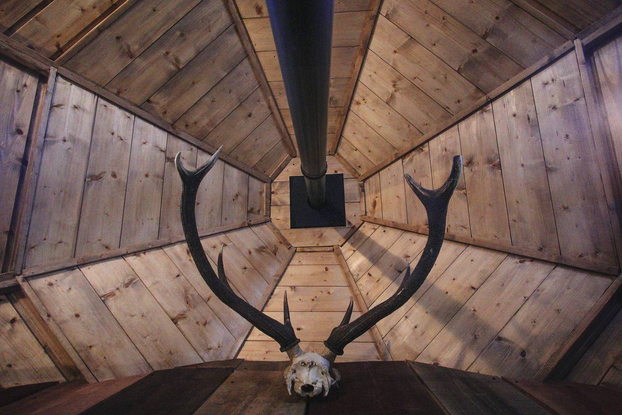 Cabane sur pilotis avec spa des Trappeurs en Auvergne à Cheylade — détail architectural