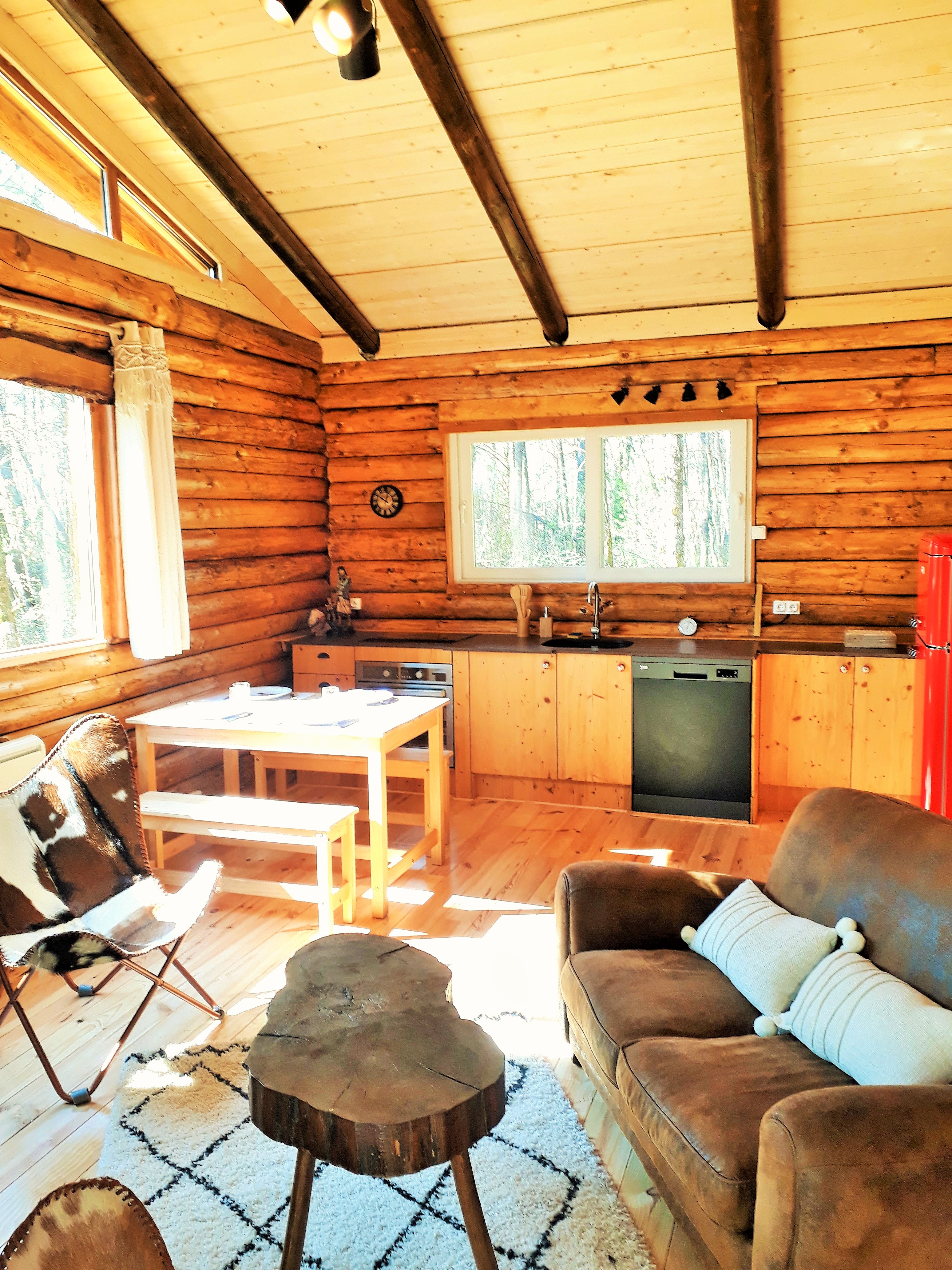 Un chalet enchanteur en pleine forêt avec spa privatif à Les Farges — vue depuis la terrasse