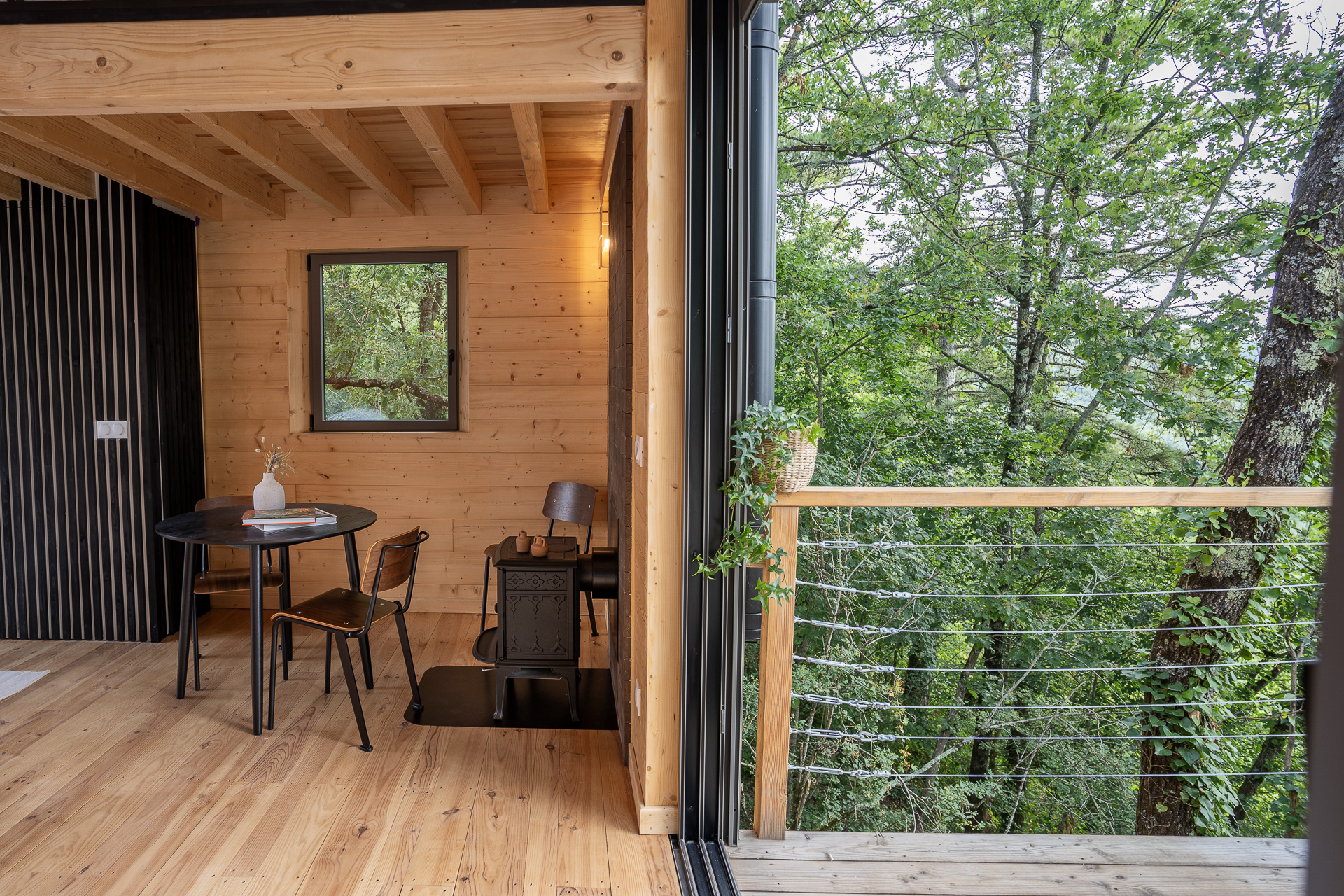 Le Séchoir : une cabane dans les arbres avec spa en Aquitaine à Laparade — détail architectural