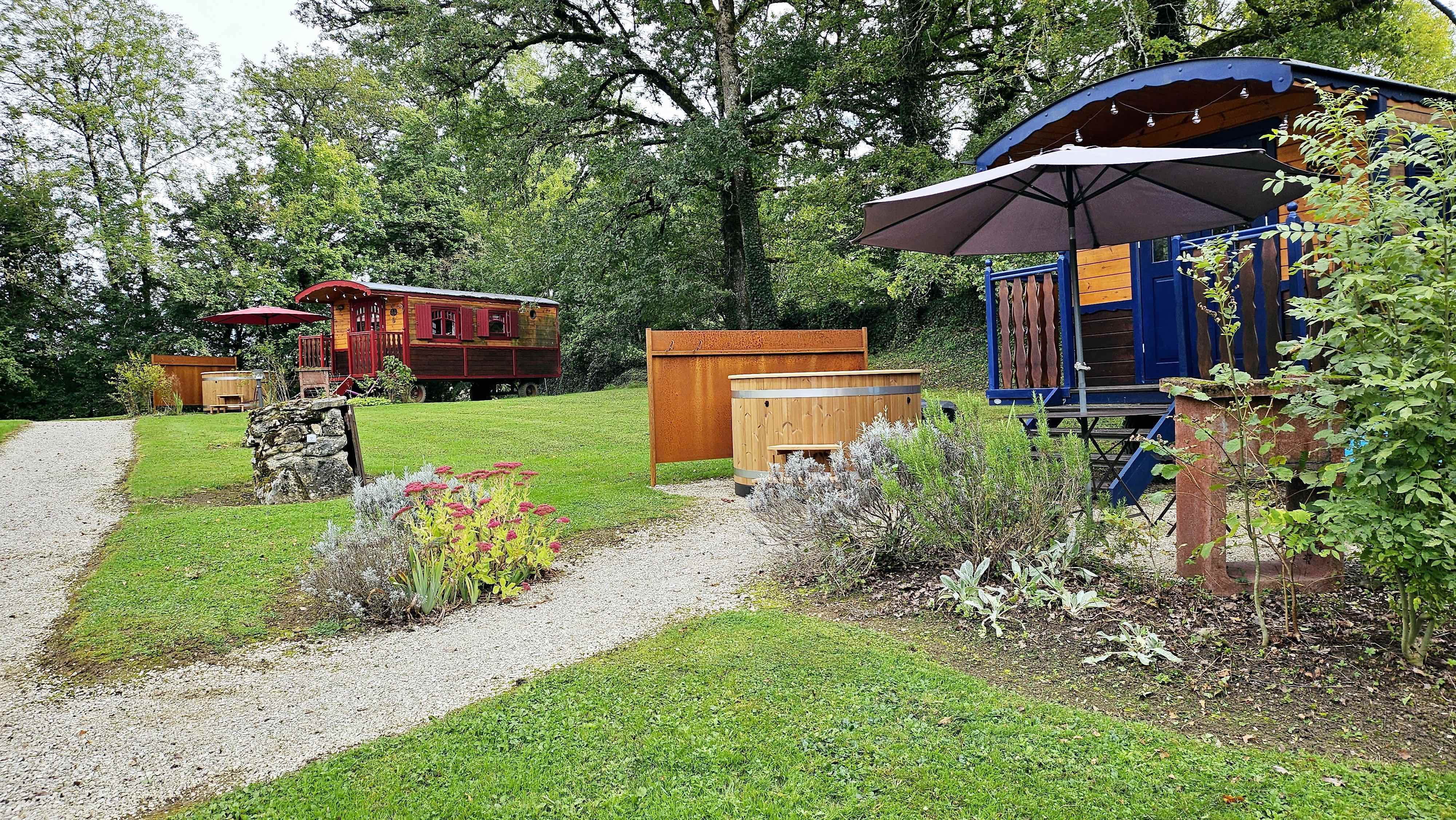 Roulotte romantique avec spa au cœur des Midi-Pyrénées à Padirac — espace de vie