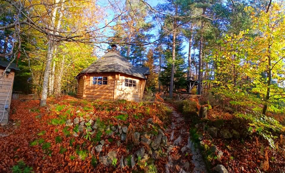 Le KOTA FINLANDAIS — Cabane cosy avec spa à La Roche aux Fées