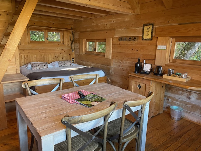 Cabane Cahute : une expérience suspendue en Languedoc-Roussillon à Villalier — vue depuis la terrasse