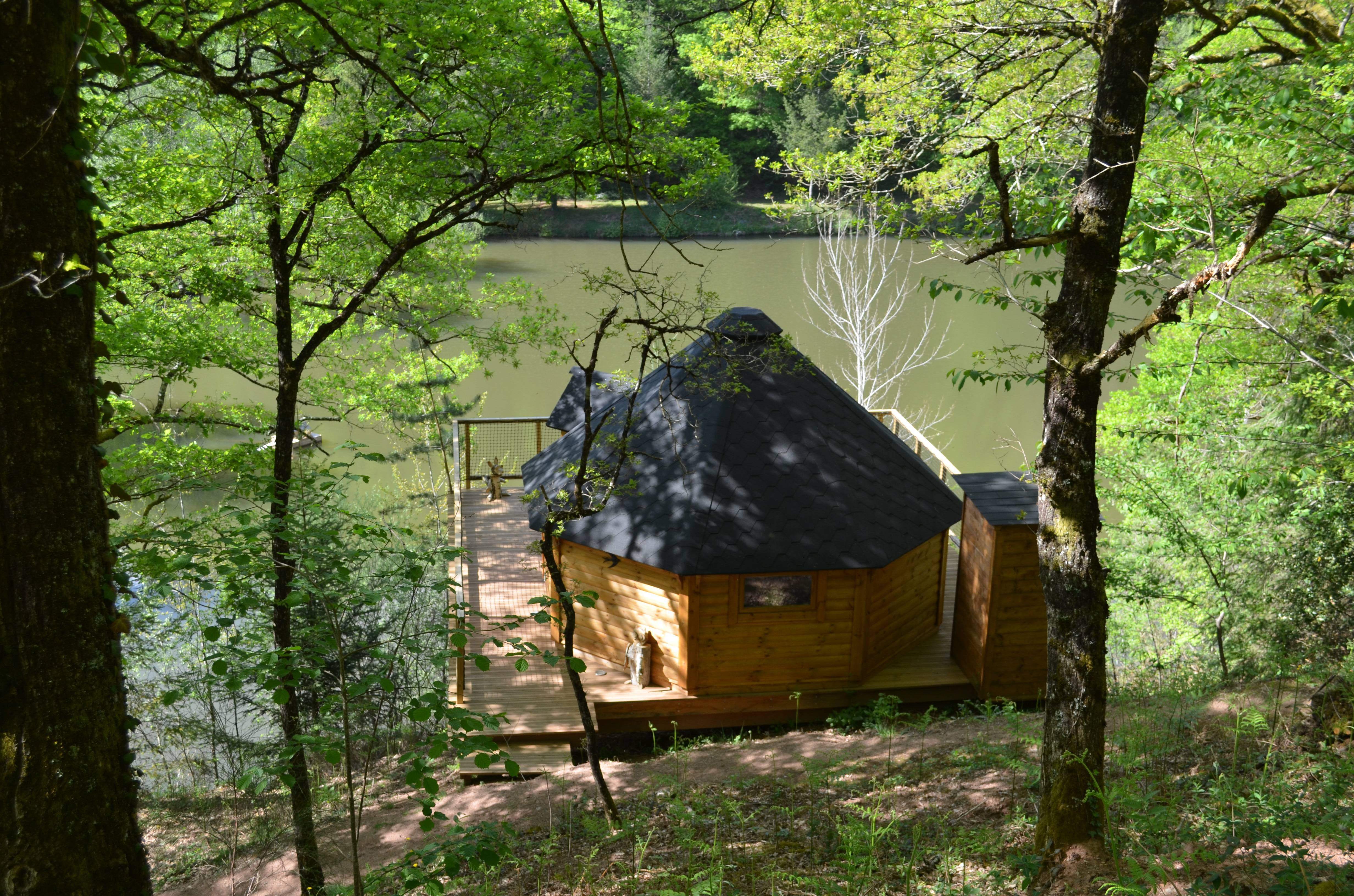 Cabane perchée l'Hirondelle : une escapade insolite en Aveyron à Conques-En-Rouergue — chambre