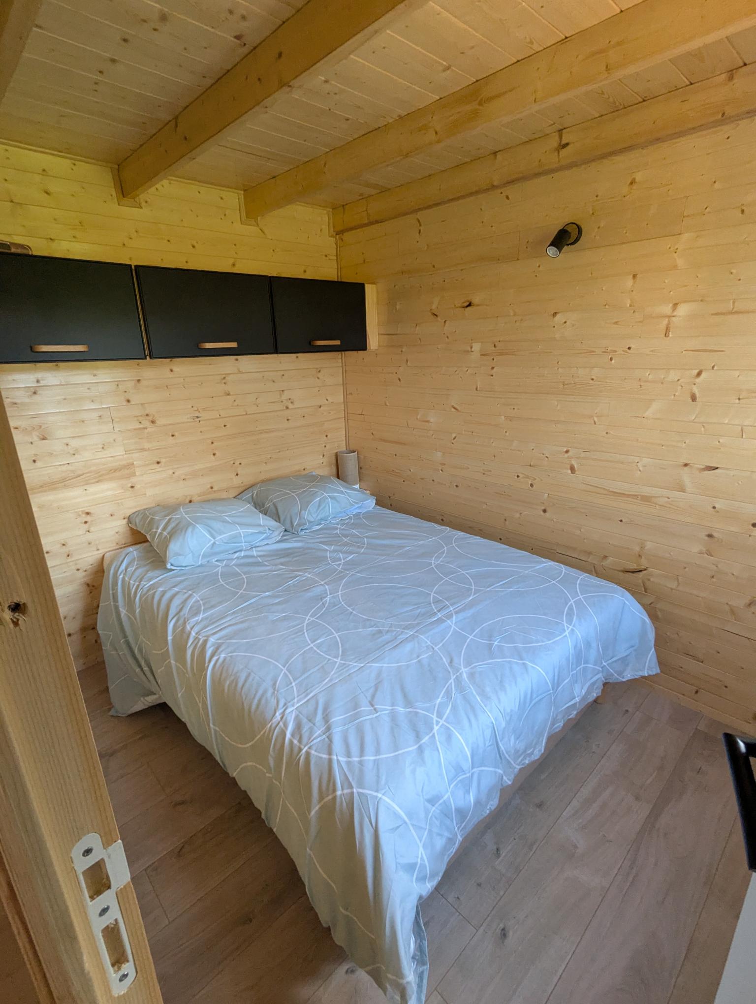 Tiny house du bois prié — Séjour avec spa à Allier à Le Theil — chambre