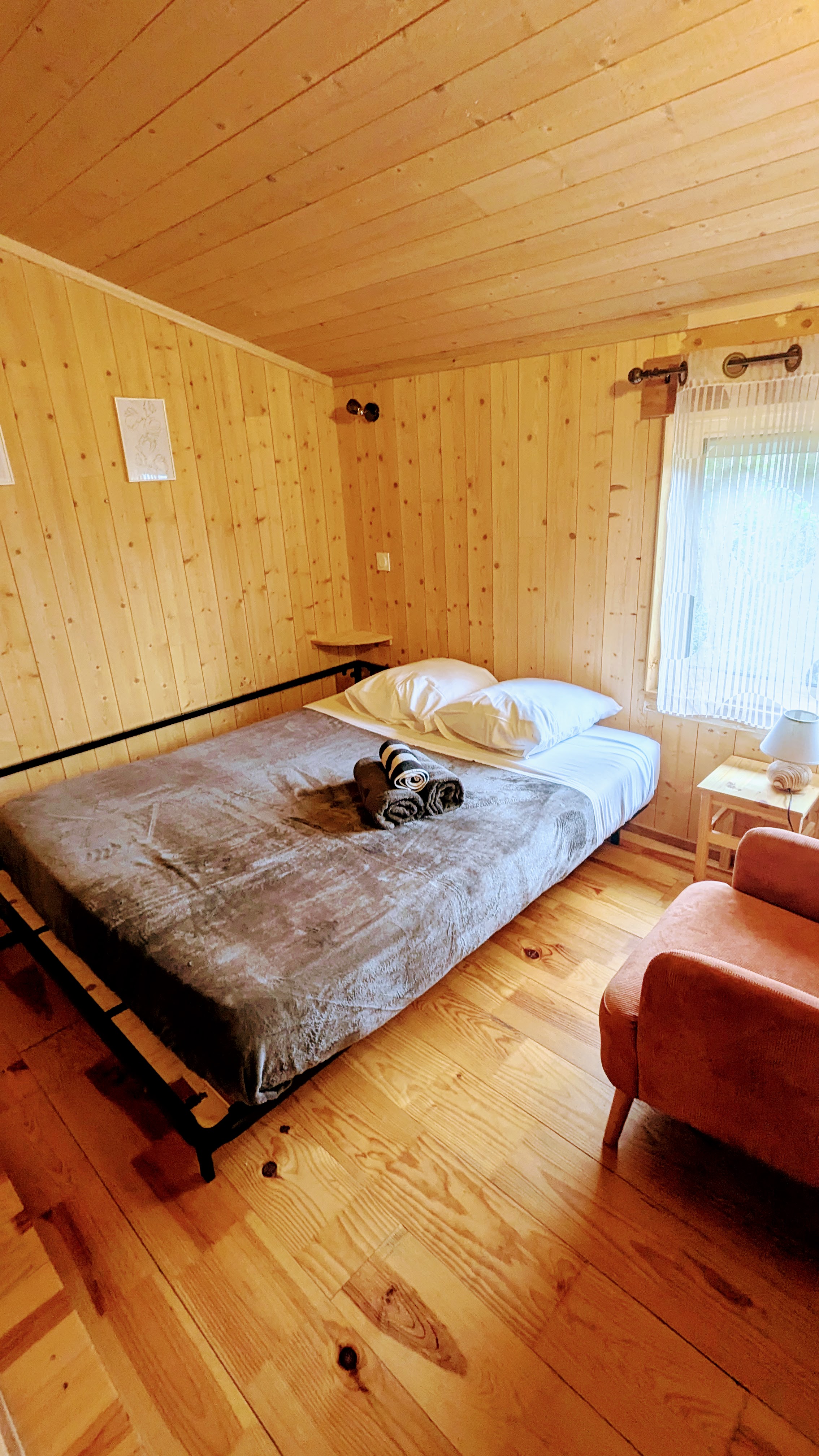 La Pinède & SPA partagé — Cabane sur pilotis avec spa à Ain à Serrières-Sur-Ain — détail architectural