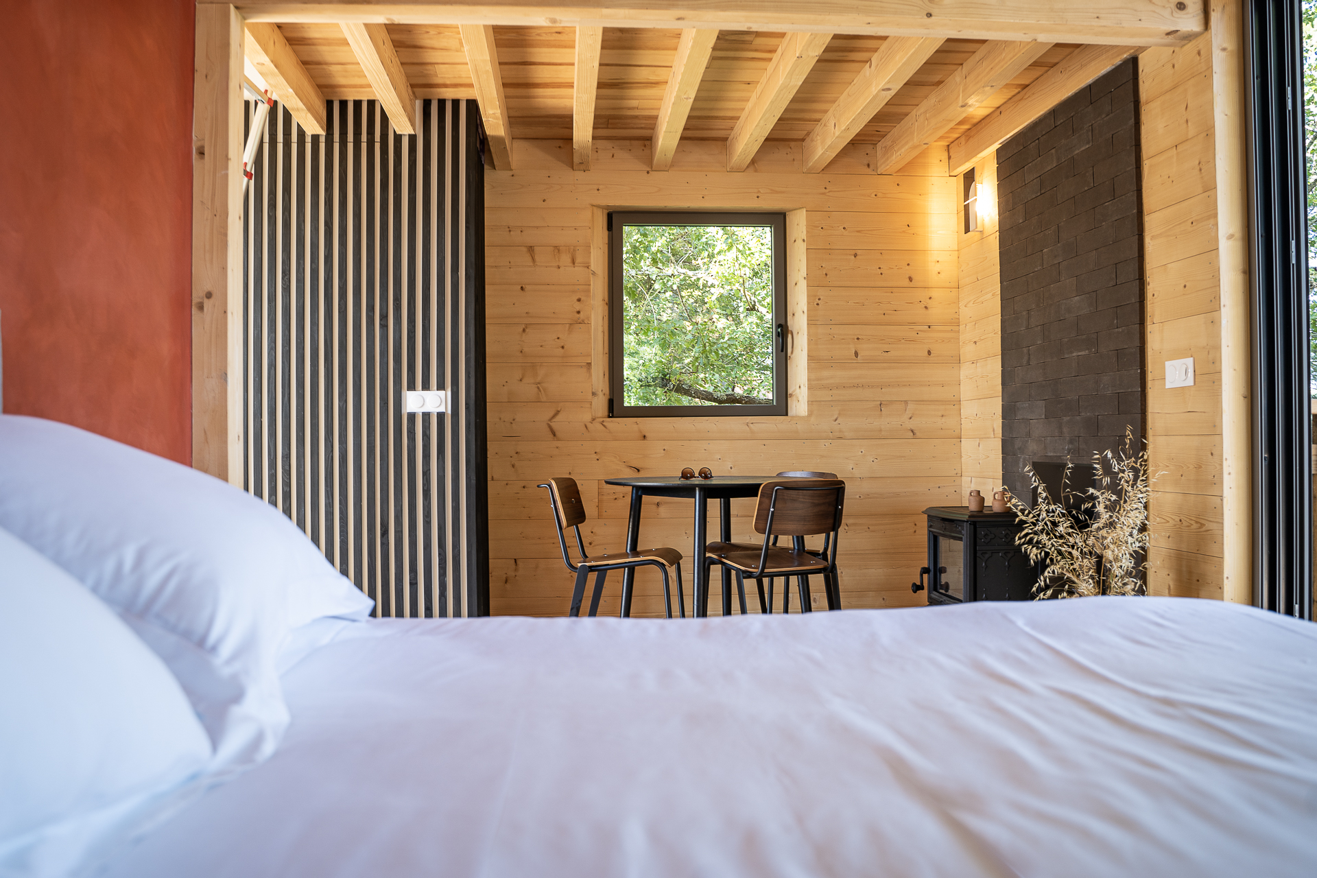 Le Séchoir : une cabane dans les arbres avec spa en Aquitaine à Laparade — salle de bain