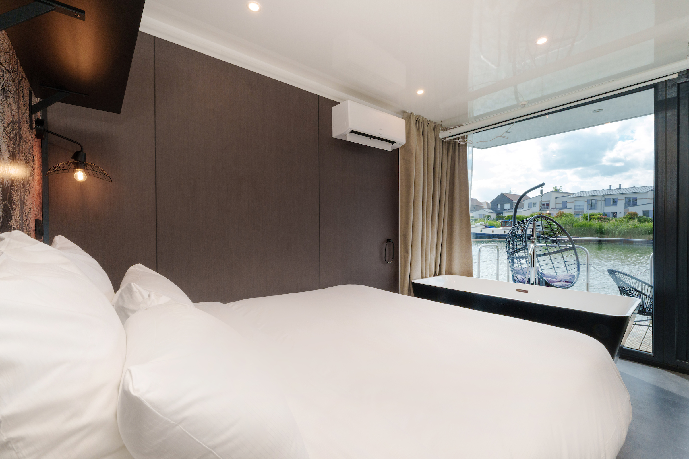 Une suite flottante luxueuse avec spa privatif en Île-de-France — Suite à L'isle Adam