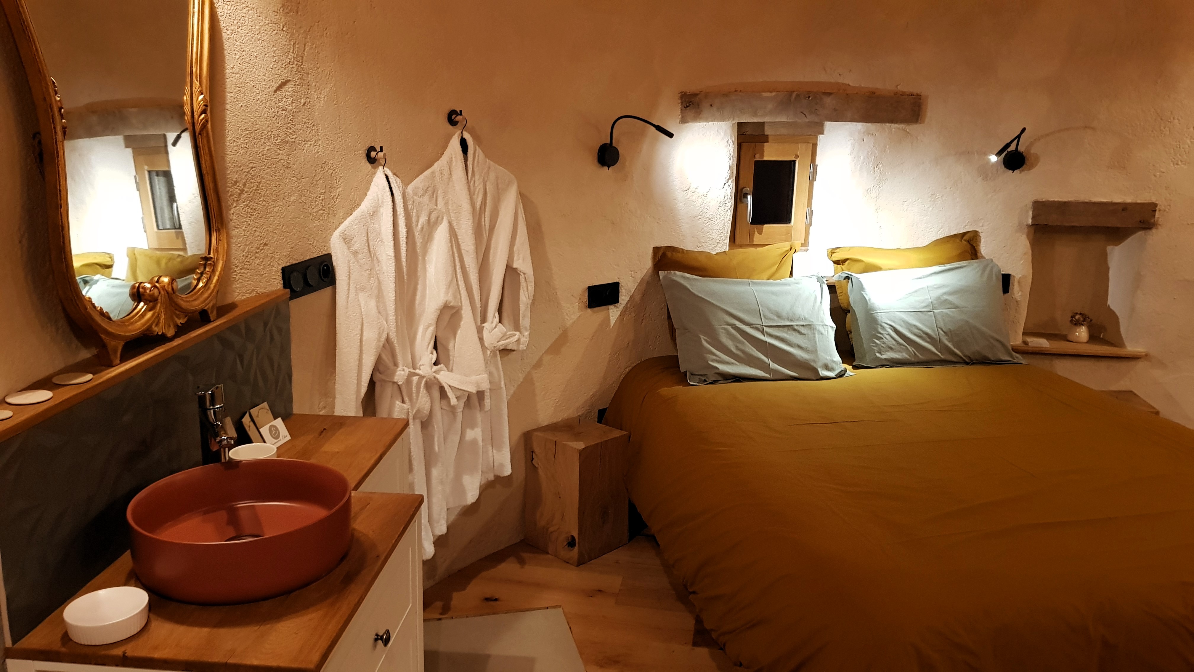 La Tour du Canet & Spa : une escapade romantique au cœur des Alpes à Longessaigne — vue intérieure