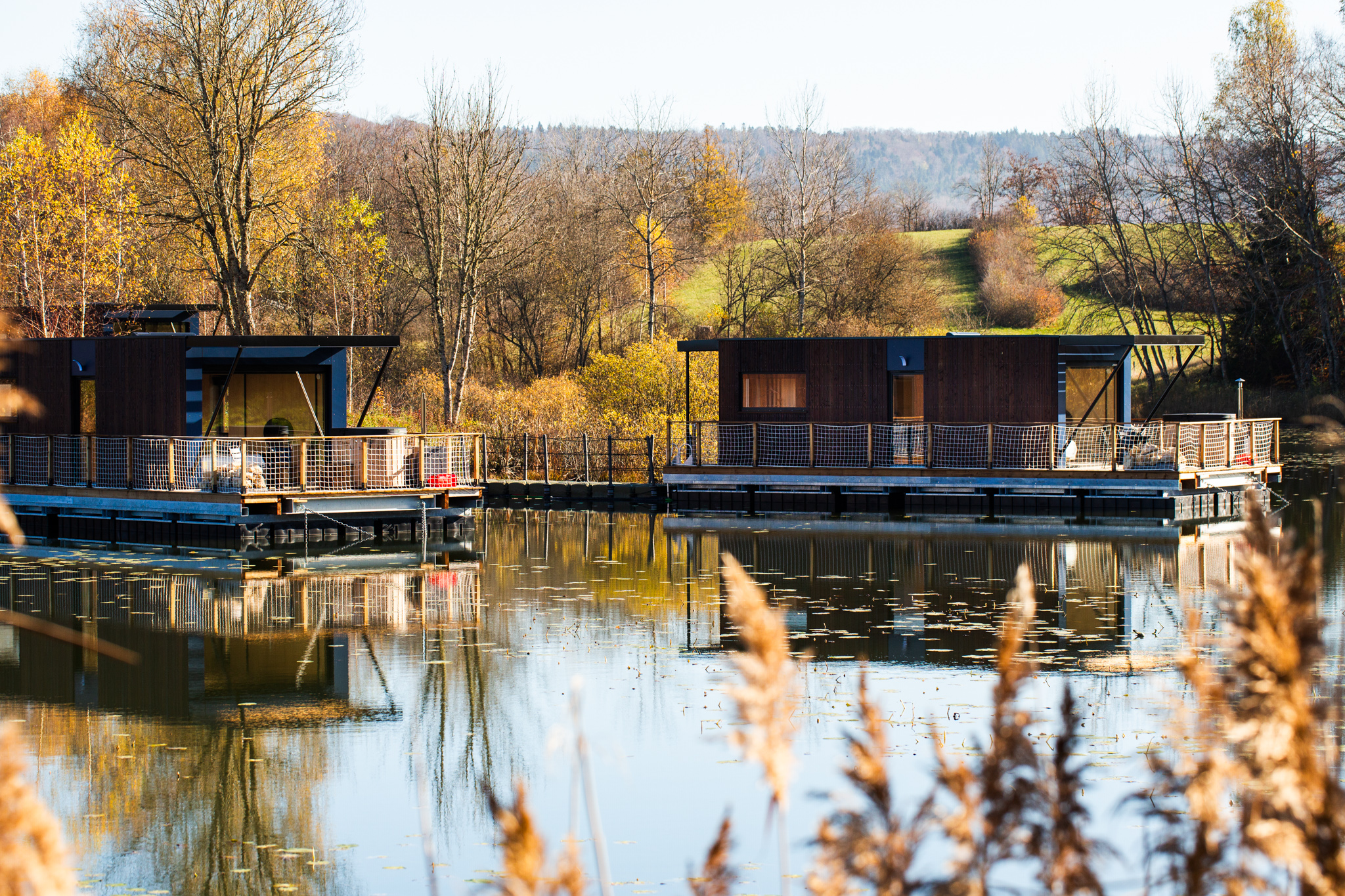 Un lodge sur l'eau avec spa privatif en Rhône-Alpes à Plateau D'hauteville — vue intérieure