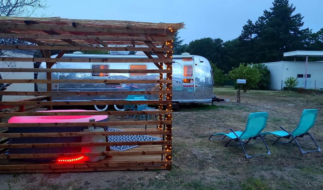 Évasion dans une caravane vintage avec spa en Centre-Val de Loire à Chabris — vue intérieure