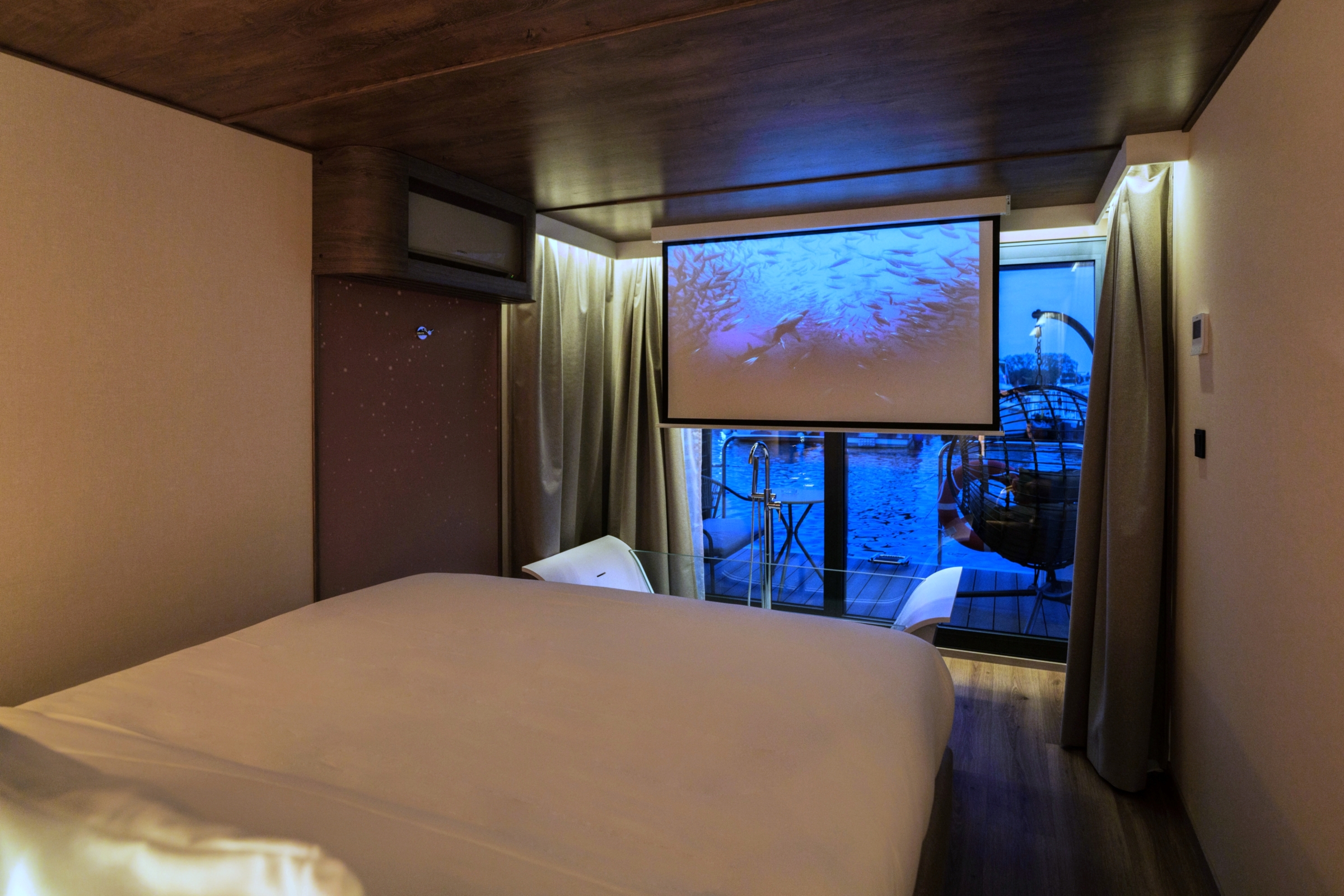 Photo 8/9 — Maison insolite « Suite flottante Lit king-size Balnéo — Maison insolite avec spa à L'Isle-Adam » à L'Isle-Adam…