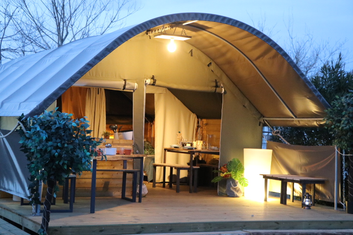 Safari-lodge KIBO : une expérience immersive en pleine nature à Arlebosc — vue intérieure