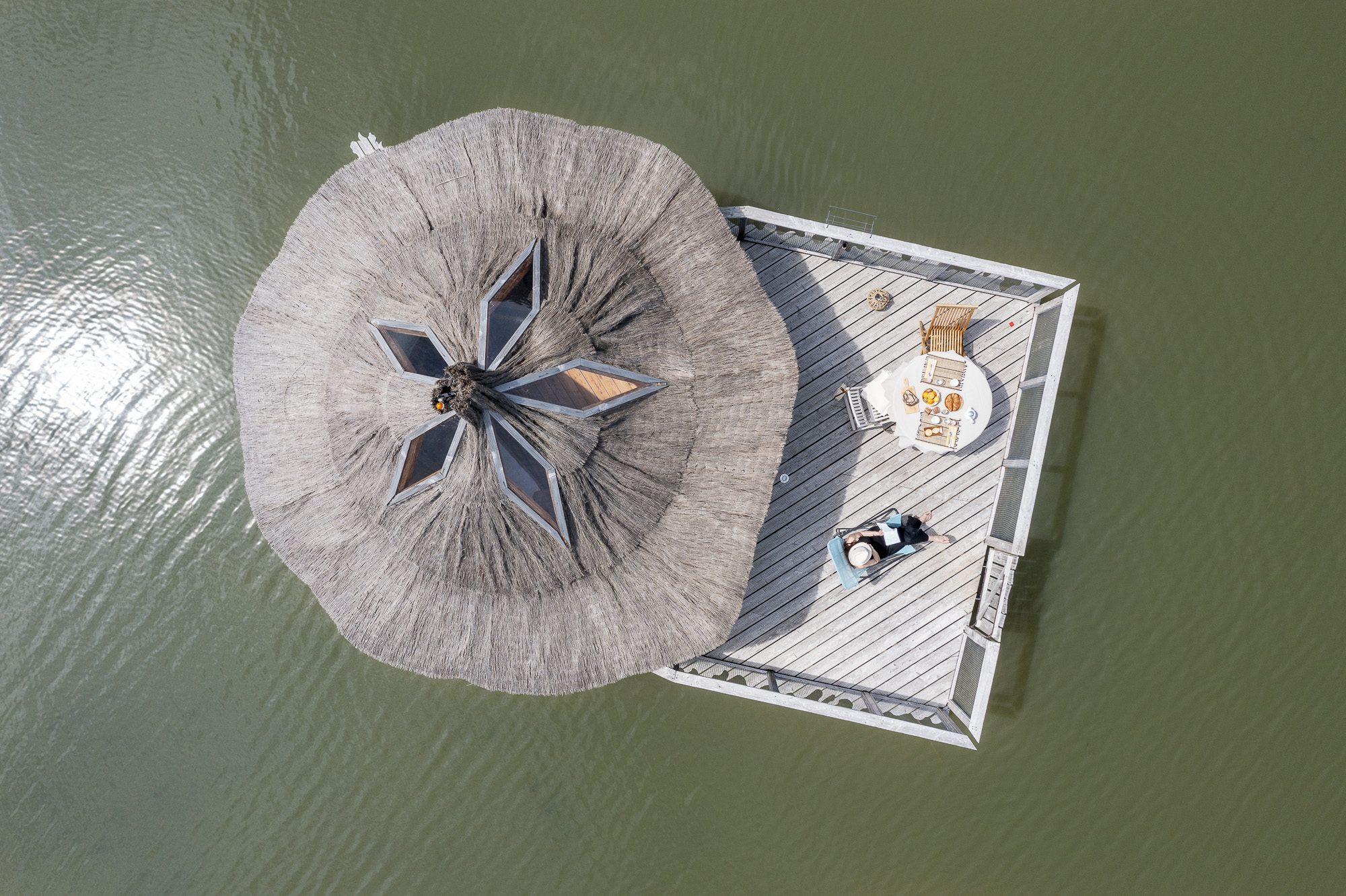 Cabane Prestige flottante Cocoon — Nuit insolite avec spa à Pressac (Vienne) à Pressac — espace de vie