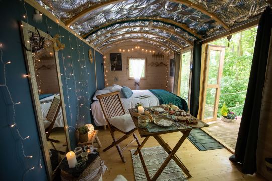 La roulotte "Dentelles et enchantements" — Séjour romantique avec spa à Nord à Lille — chambre