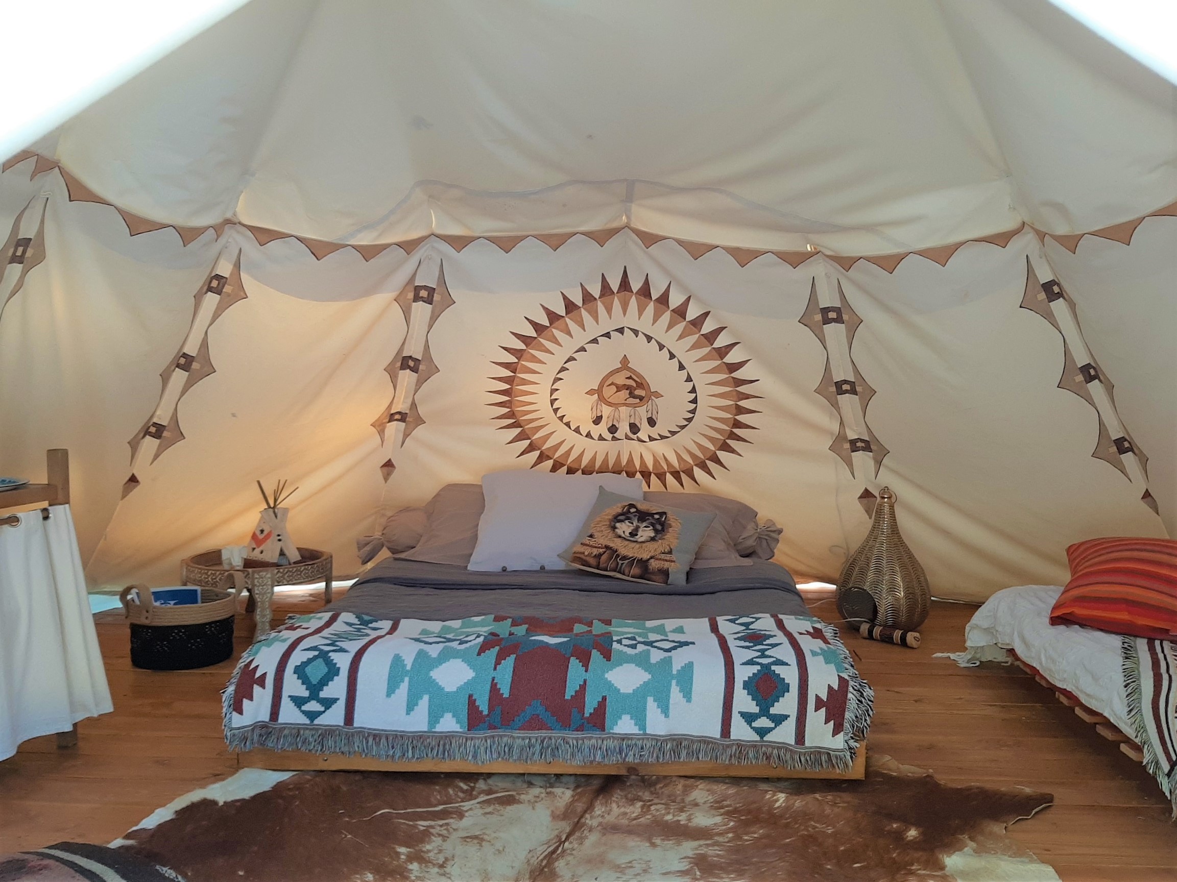 Wachipi & Spa : un tipi enchanteur en Provence à Trans En Provence — vue intérieure